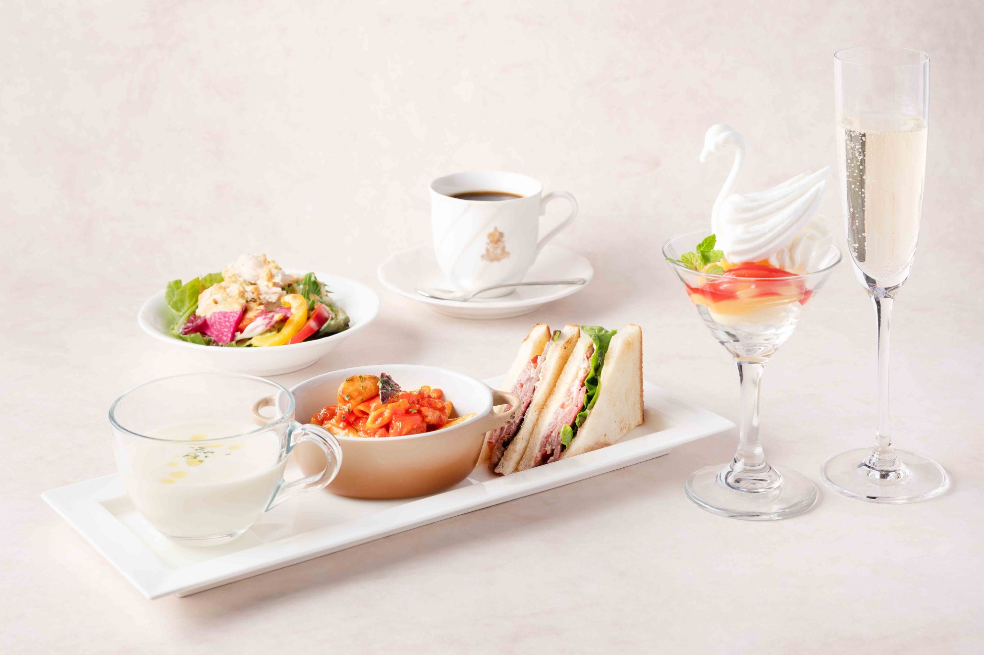 【DISHES and TART『SAN』】フルーツたっぷり、ふわとろ食感。タルトが自慢のカフェ発・夏限定のごちそうかき氷が登場！