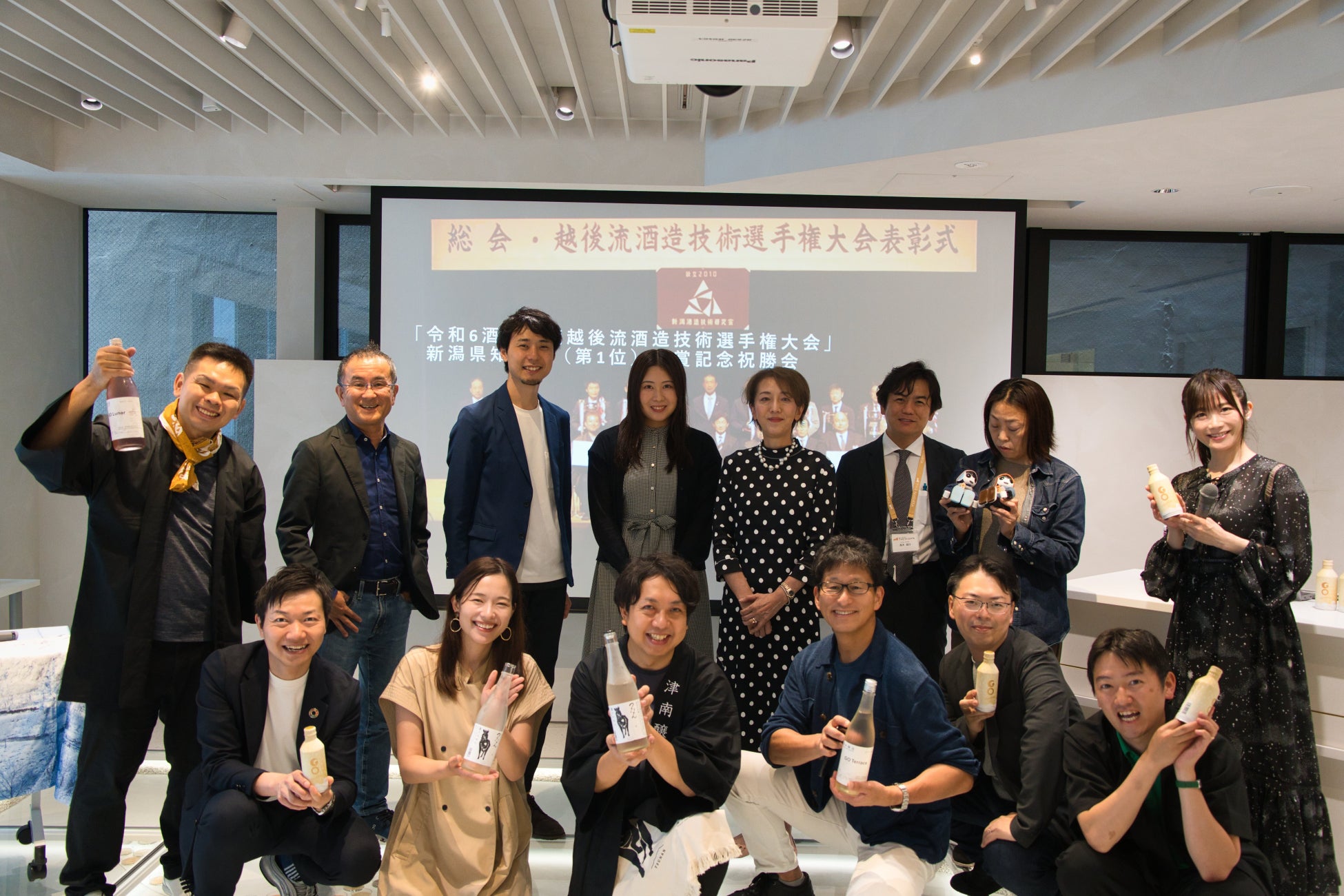 可愛らしい桃パフェの中で、重なり合うスイーツの層　ひと匙ごとに異なる食感と味わいが楽しめる「パルフェ ペッシュ～桃のパフェ～」