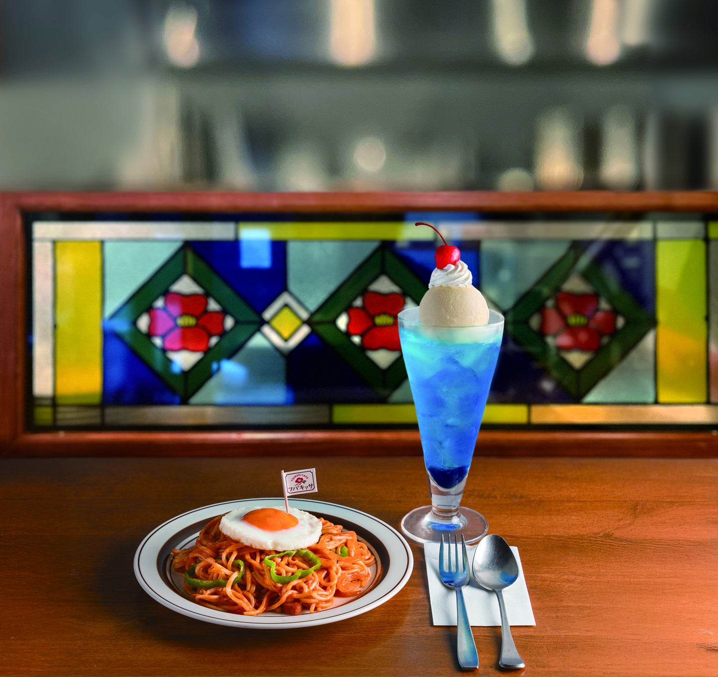 『魚の4コマ』の作者ニョペ茄子が推し活アプリOshibanaとコラボ! 人気回「三人仲良しグループ」を再現したマカロンを、キラキラ輝く有害ステッカー付きで発売開始!