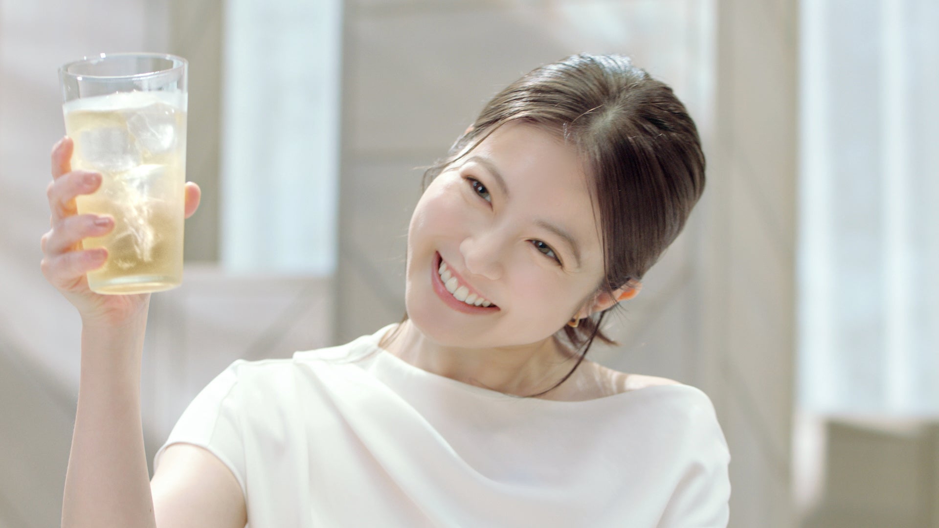 日頃から「氷結®無糖」を愛飲する水川あさみさん、磯村勇斗さんが「氷結®無糖」の魅力を二人ならではの表現で語る　『氷結®無糖ラッキー篇／オールマイティ篇／焼肉篇』 6月2日（月）より順次放映開始