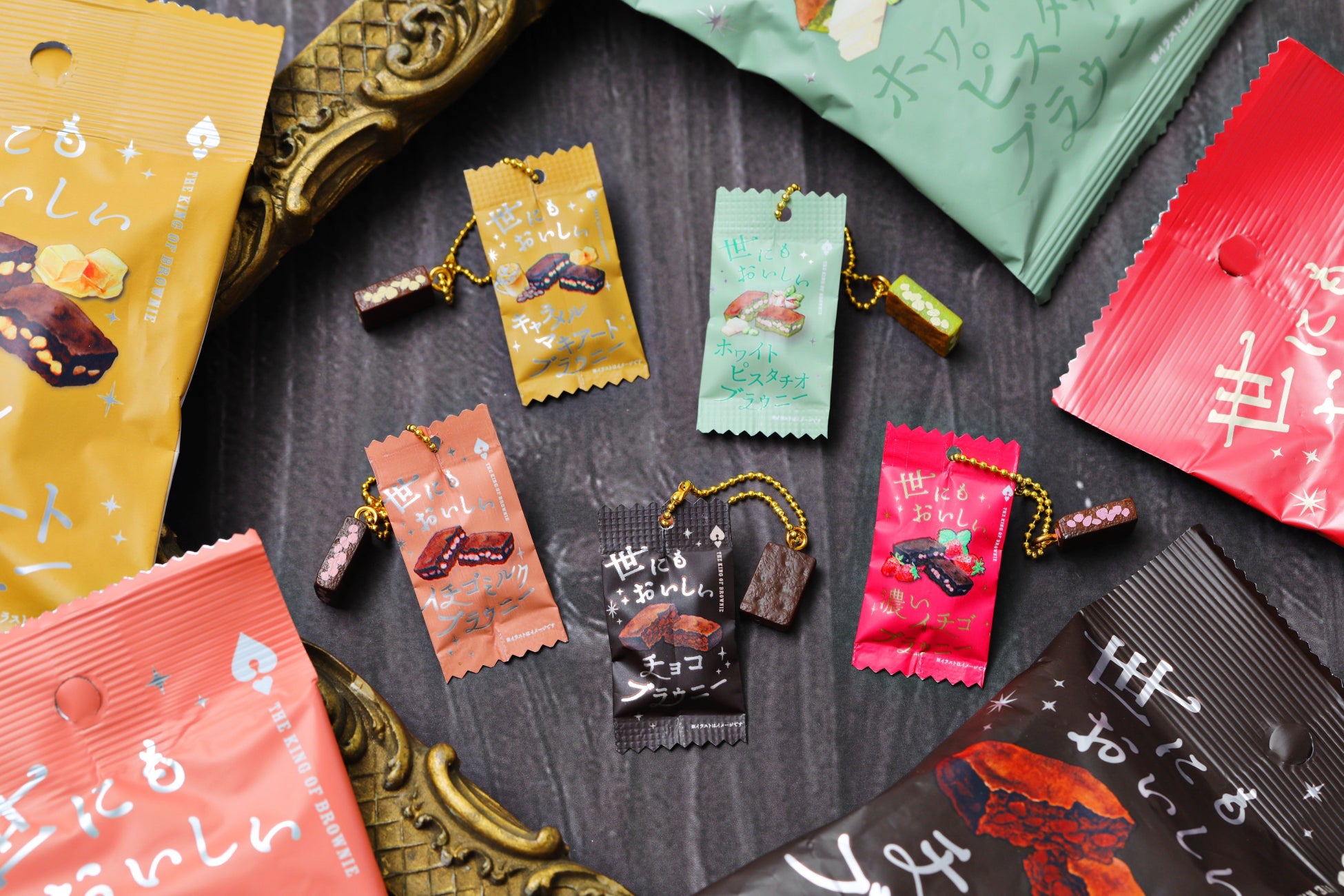 【THE SWEETS】6月上旬から関東地区の「NewDays」一部店舗にて、「キャラメルサンドクッキー」「あまおう苺キャラメルサンドクッキー」のスタンドパックタイプ販売開始