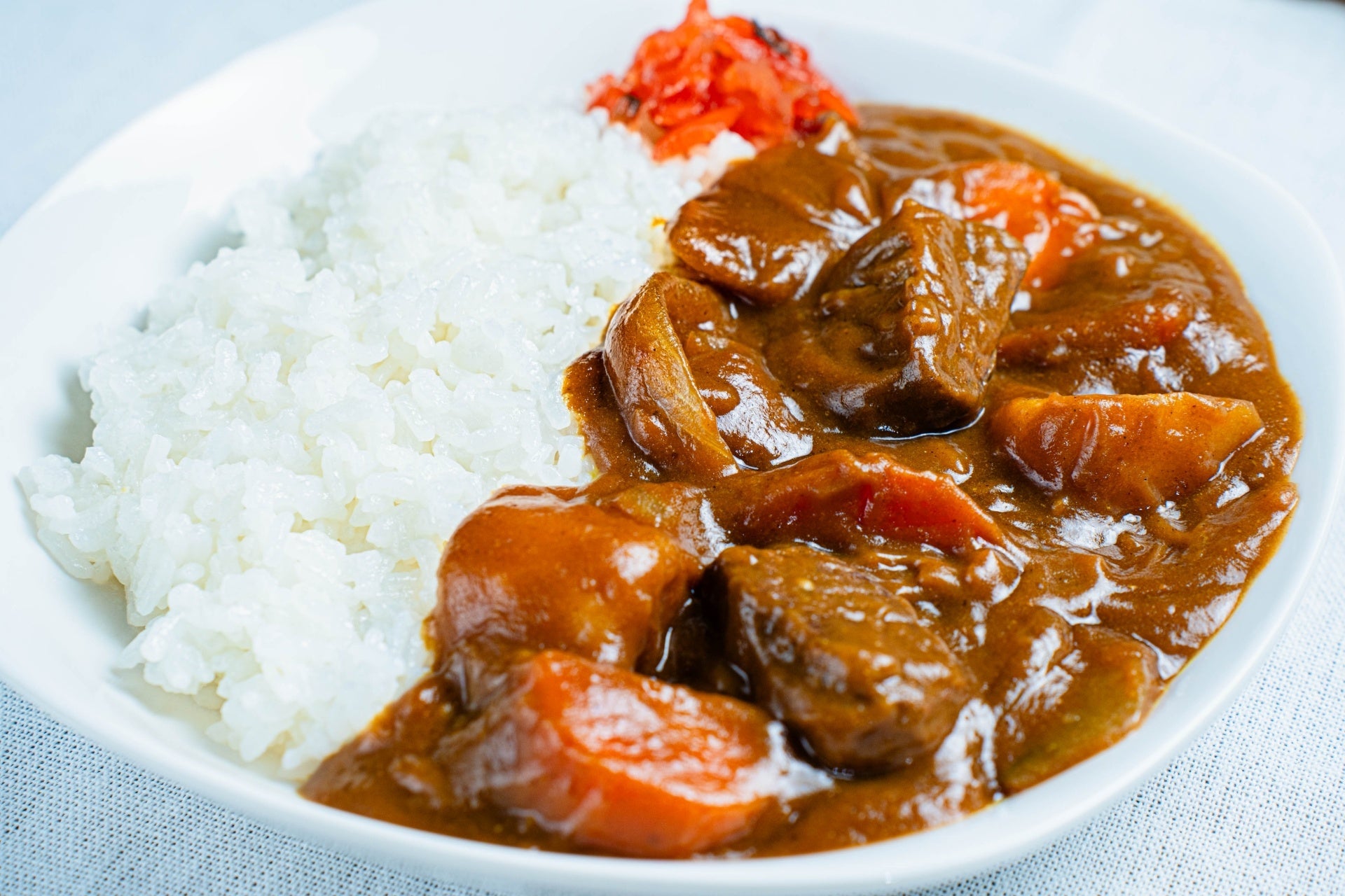 【あの世界的シェフ監修の味!】セブン‐イレブン×明治×世界的ブランド、特定アレルゲン28品目原材料を使わない斬新コラボアイス新発売