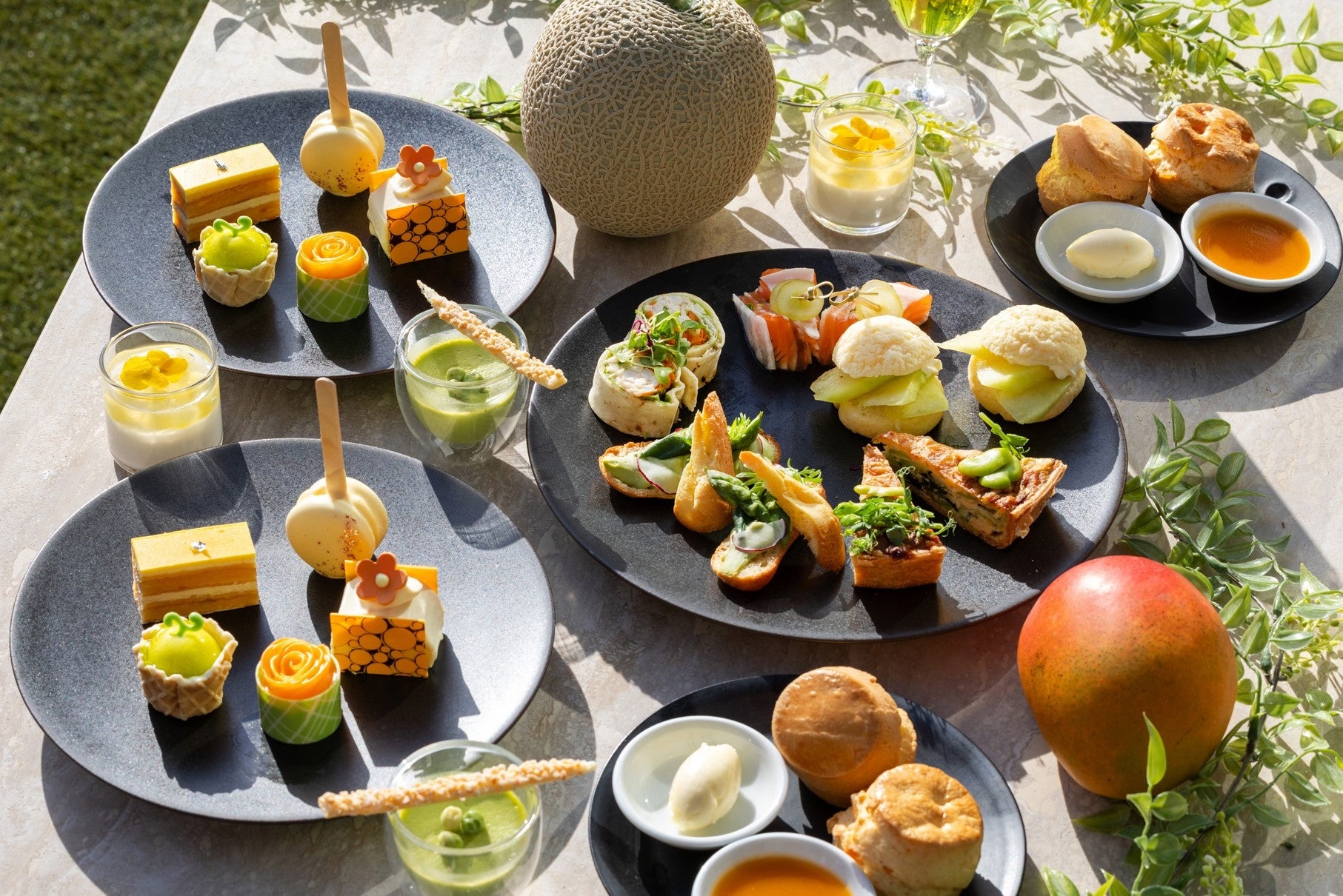 【大阪マリオット都ホテル】香ばしい豚バラのグリルや、ローストビーフ（ディナー）をはじめデザートのひんやり台湾かき氷まで。ライブキッチン「COOKA」の”真夏のBBQブッフェ”で夏を満喫！