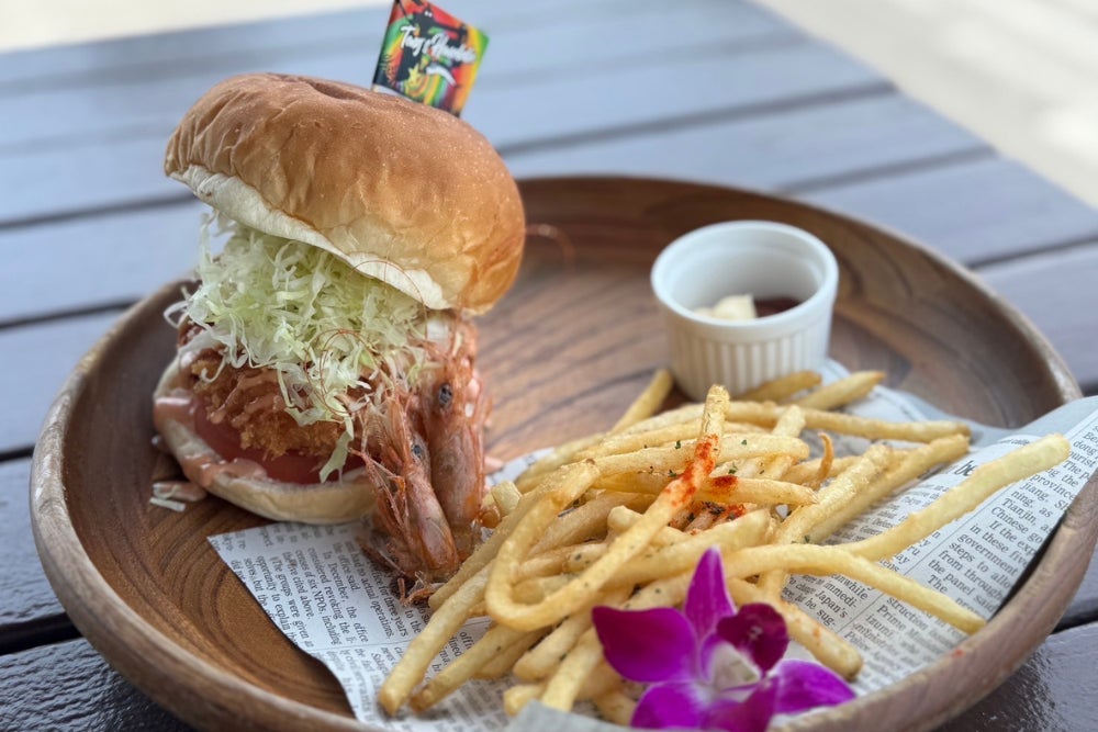 【Eggs ’n Things】メロンづくしな夏の新メニューが登場!「プレミアムメロンパンケーキ」「スパイシーグリルドチキンピタサンド」6月25日(水)~ 7月24日(木)