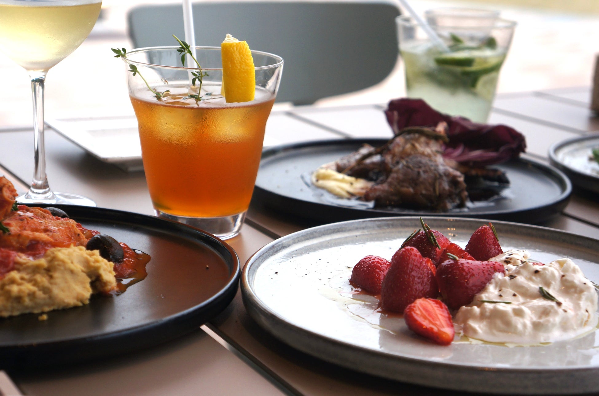 メズム東京、宿泊客専用ラウンジ「Club mesm」で夏季限定「夏夜のフリーフロー」を提供