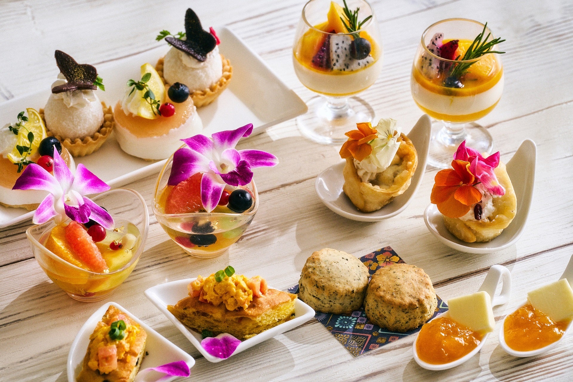 ロイヤルパインズホテル浦和19Fのトップラウンジにて2025年7月1日～8月29日の平日ランチ限定でガレットセットが新登場！高層階からの景色とガレット＆スムージーで叶える至福の時間をお楽しみください。