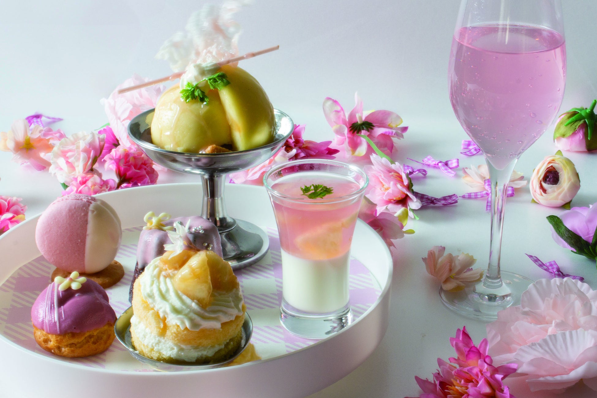 あなたはどっち派？旬のマンゴーとメロンを贅沢に使用した“涼感”グラススイーツ登場！