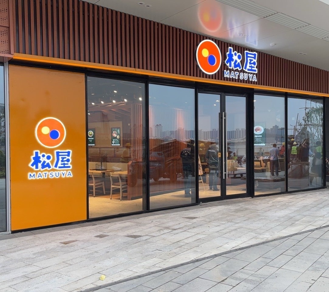 YouTuberロン毛メガネが香港伝統茶器「青花玲瓏」と熟茶「陳年普洱茶」で紡ぐ、現代の“漢方的セルフケア”をモダンに昇華。漢方養生ブランド澄善堂より3周年を記念して「澄の刻セット」が登場。