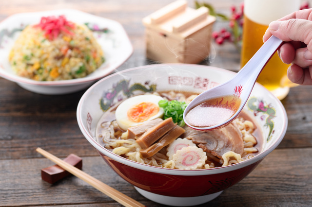 「まぐろ問屋 恵み」横浜ワールドポーターズ店、新コンセプト始動。若手寿司“織人”デビューの場「鮨道場」