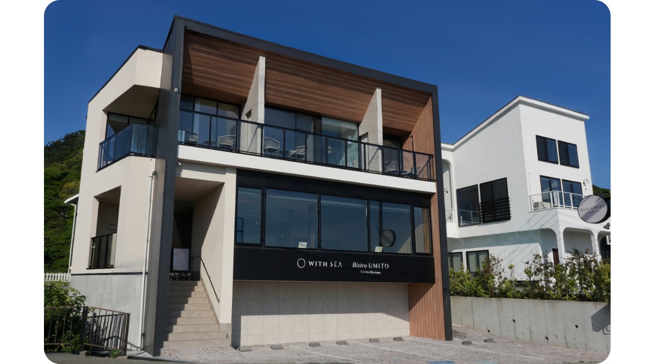 2025年7月18日(金)より「Curious George Kitchen」にて、ジョージがみんなで出かけた海の思い出を詰め込んだメニューを提供する「夏の思い出フェア」を開催