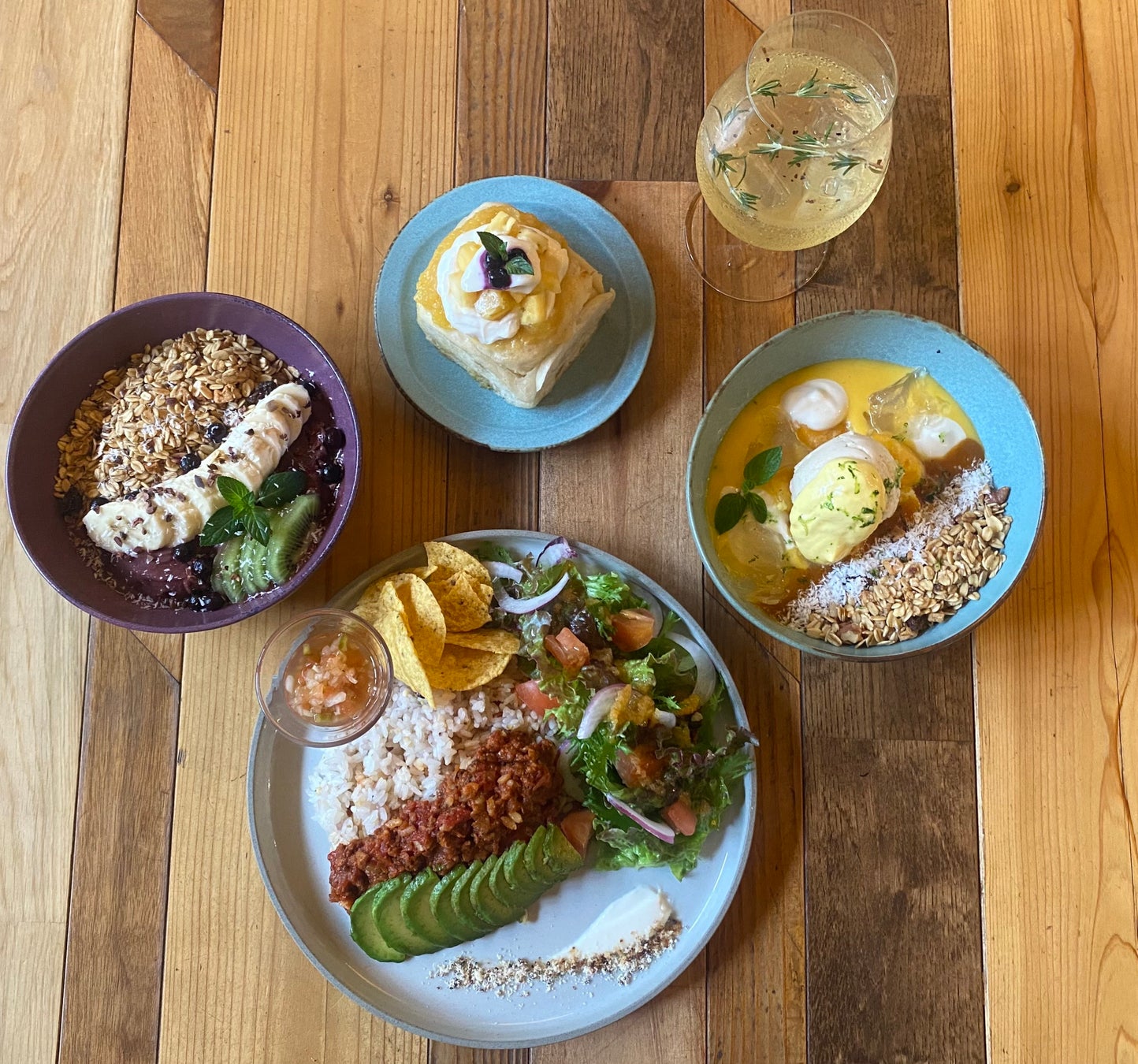 関西国際空港に「ベジタリアン」おにぎりバーガーが新登場!日本の食文化とベジタリアンの調和「和ヴィーガン」への挑戦