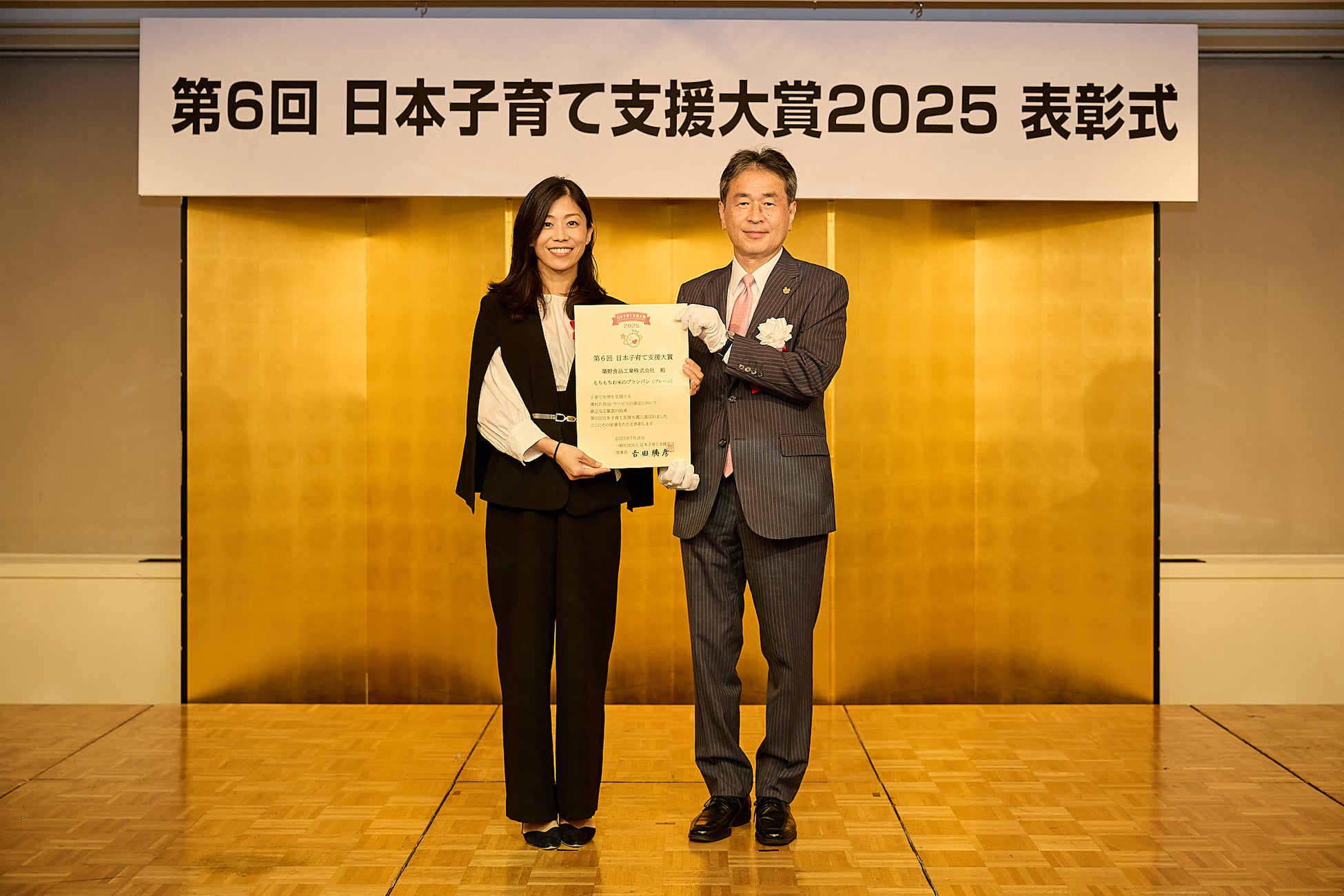 【Afternoon Tea】白桃パフェとフルーツサンドが楽しめる「白桃づくしのスイーツプレート」や、まるごと白桃のミルフィーユを店舗限定で発売