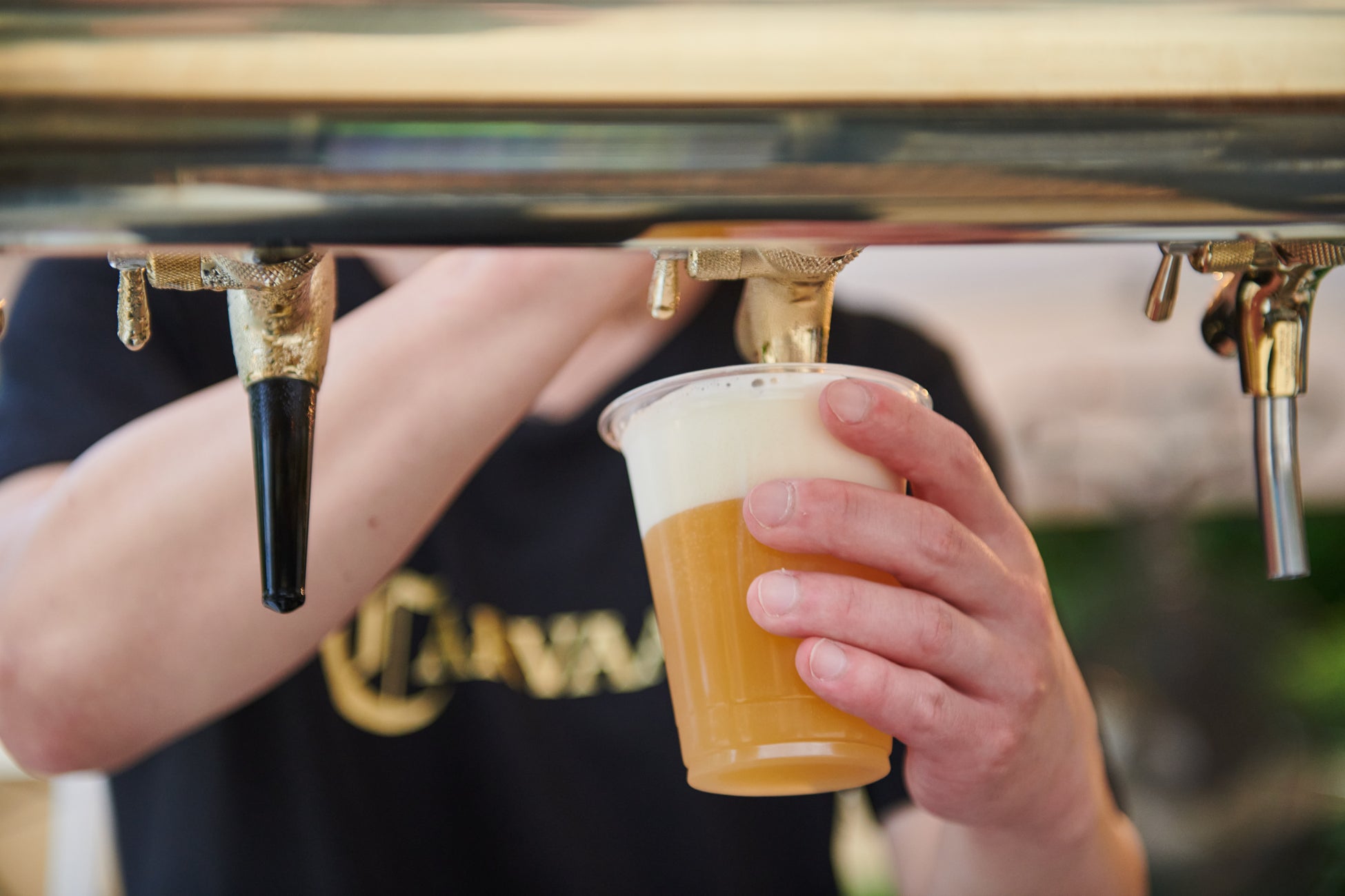 カットの深さがいつもの４倍！※ “ザクッとほろほろ”の2段階食感が楽しめる『ポテトチップス ザ厚切り 深さ4倍 のためのペッパーソルト味』