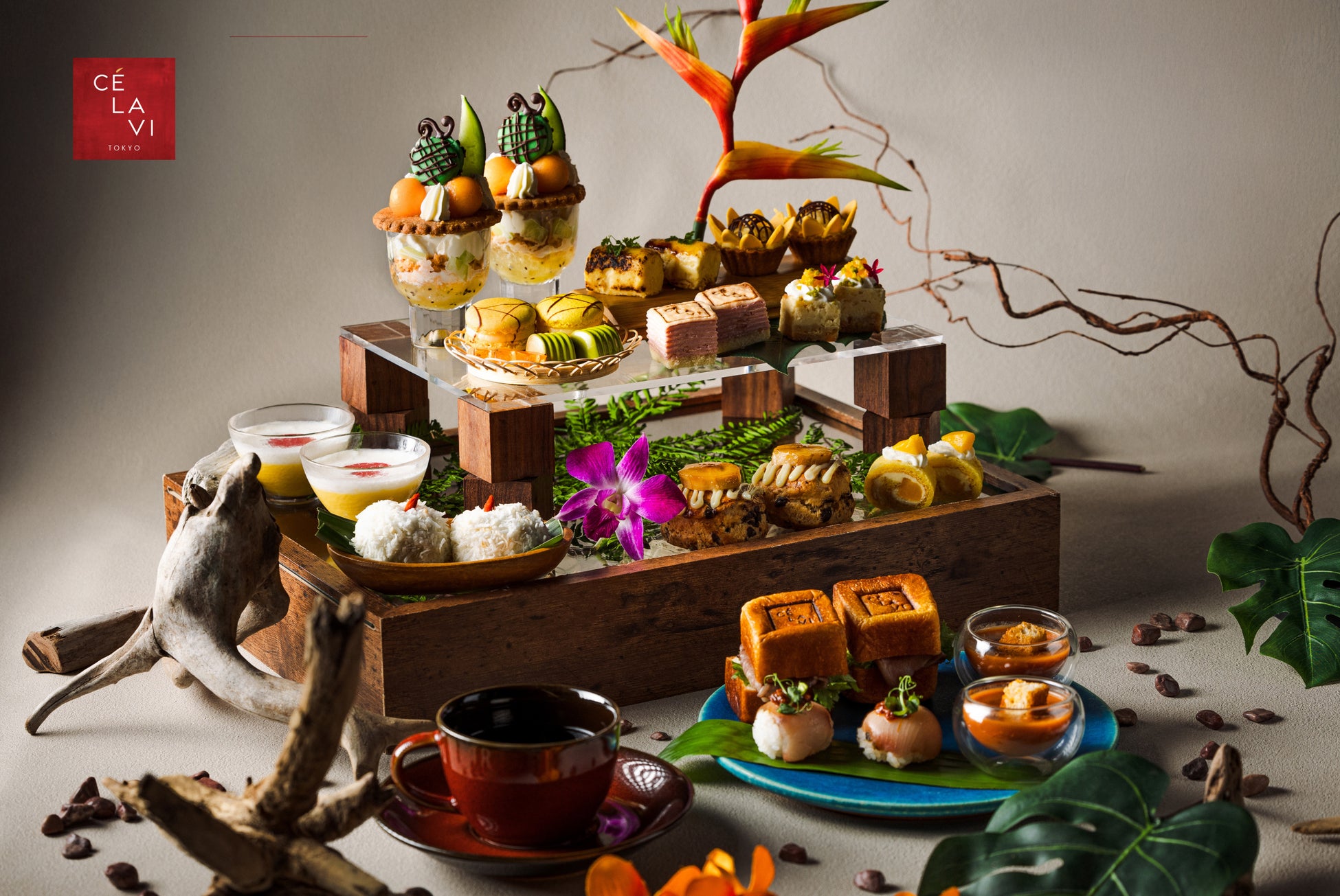 【関東の駅そば３社 コラボ企画】箱根そば６０周年を記念して箱根そば夏の風物詩「豆腐一丁そば」を３社で販売いたします。販売期間：２０２５年８月１日（金）から８月３１日（日）まで