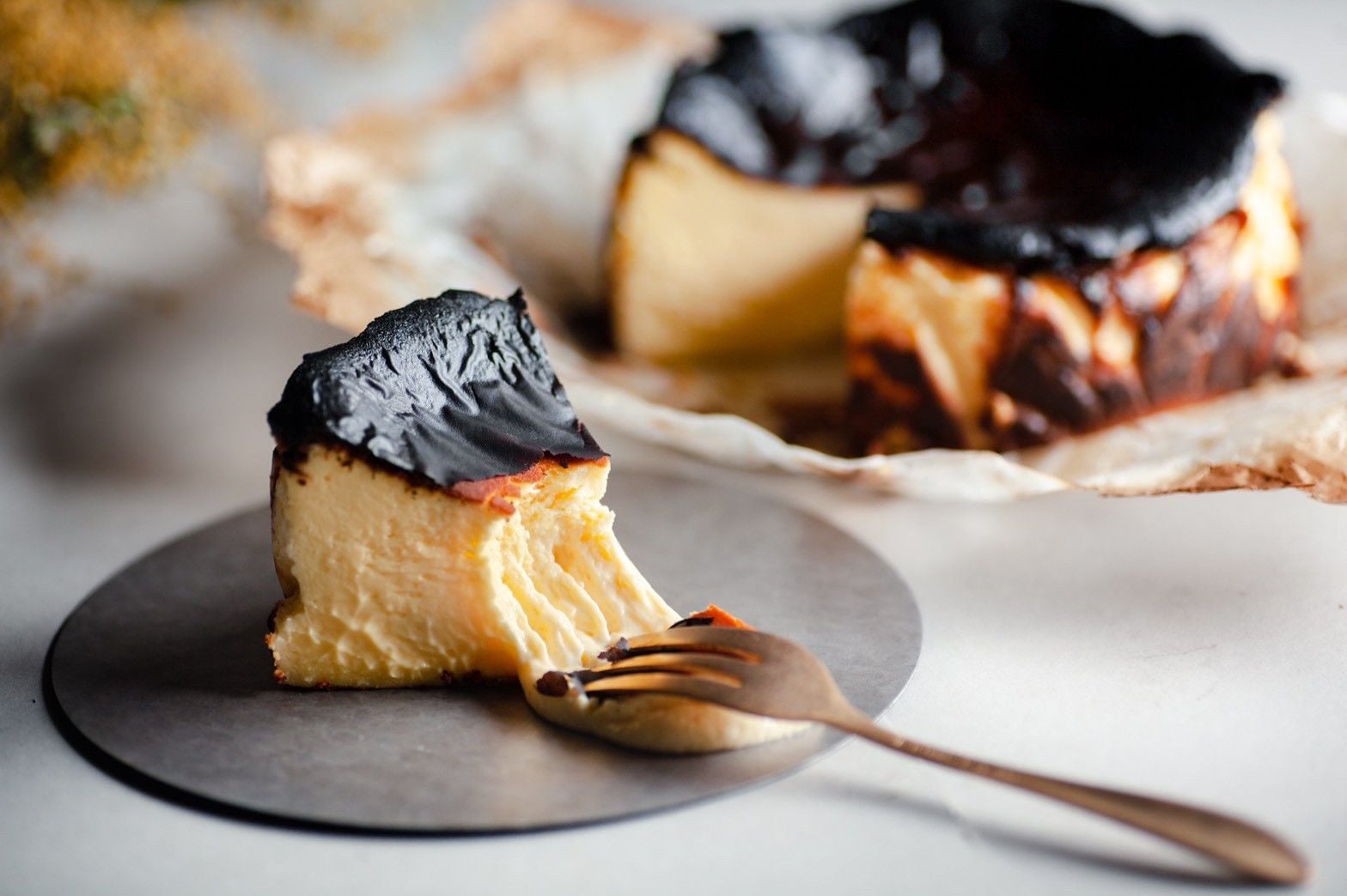 【銀座コージーコーナー】夏も、ポケモンたちの“ピース”なケーキでハッピーに！プチケーキと「ピカチュウのチョコバナナケーキ」を8月1日から発売