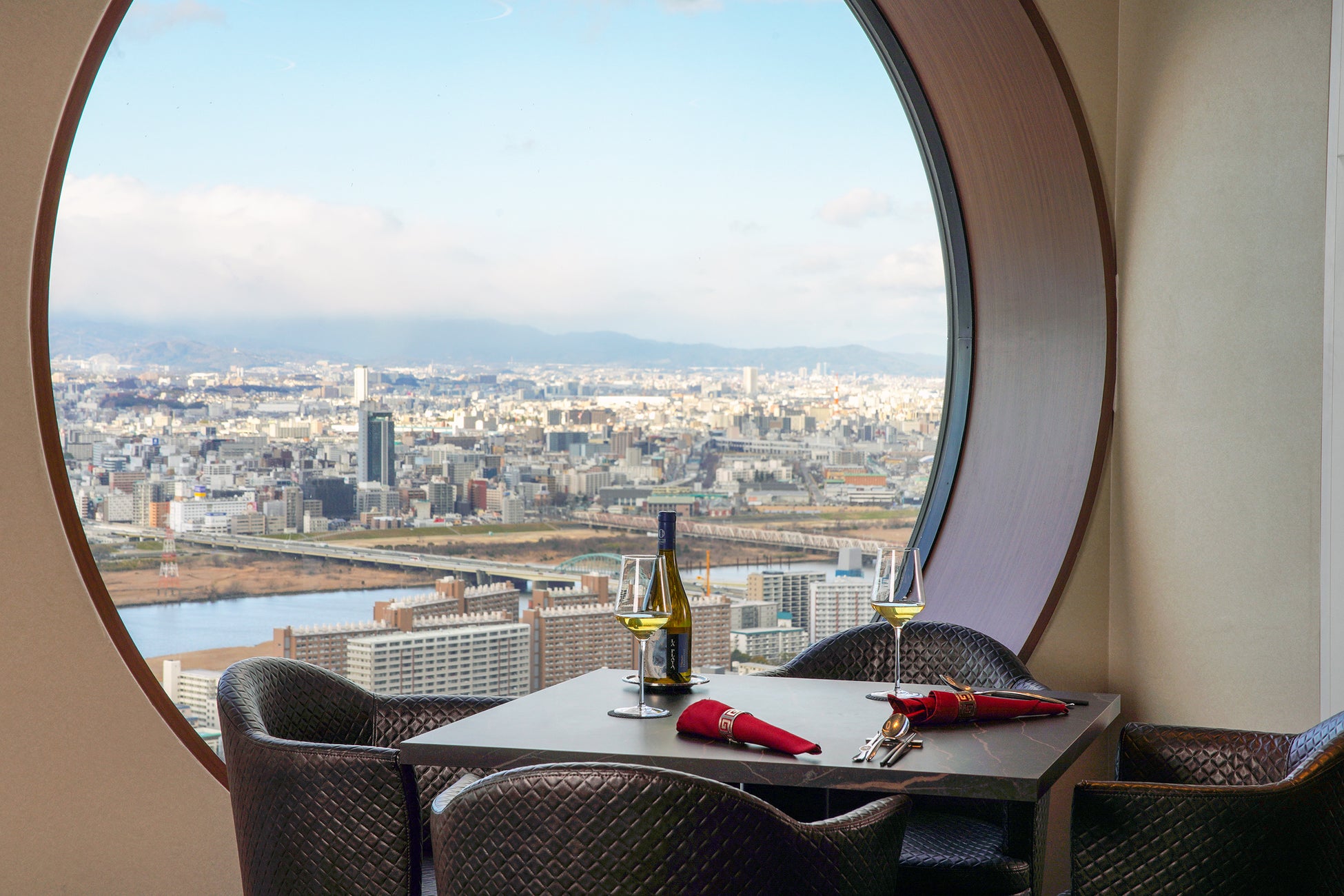 ブランドのシグネチャーショコラとお酒のマリアージュを楽しむ、新たな体験型カウンターが誕生。メゾンカカオ 丸の内店、8月9日(土)リニューアルオープン!