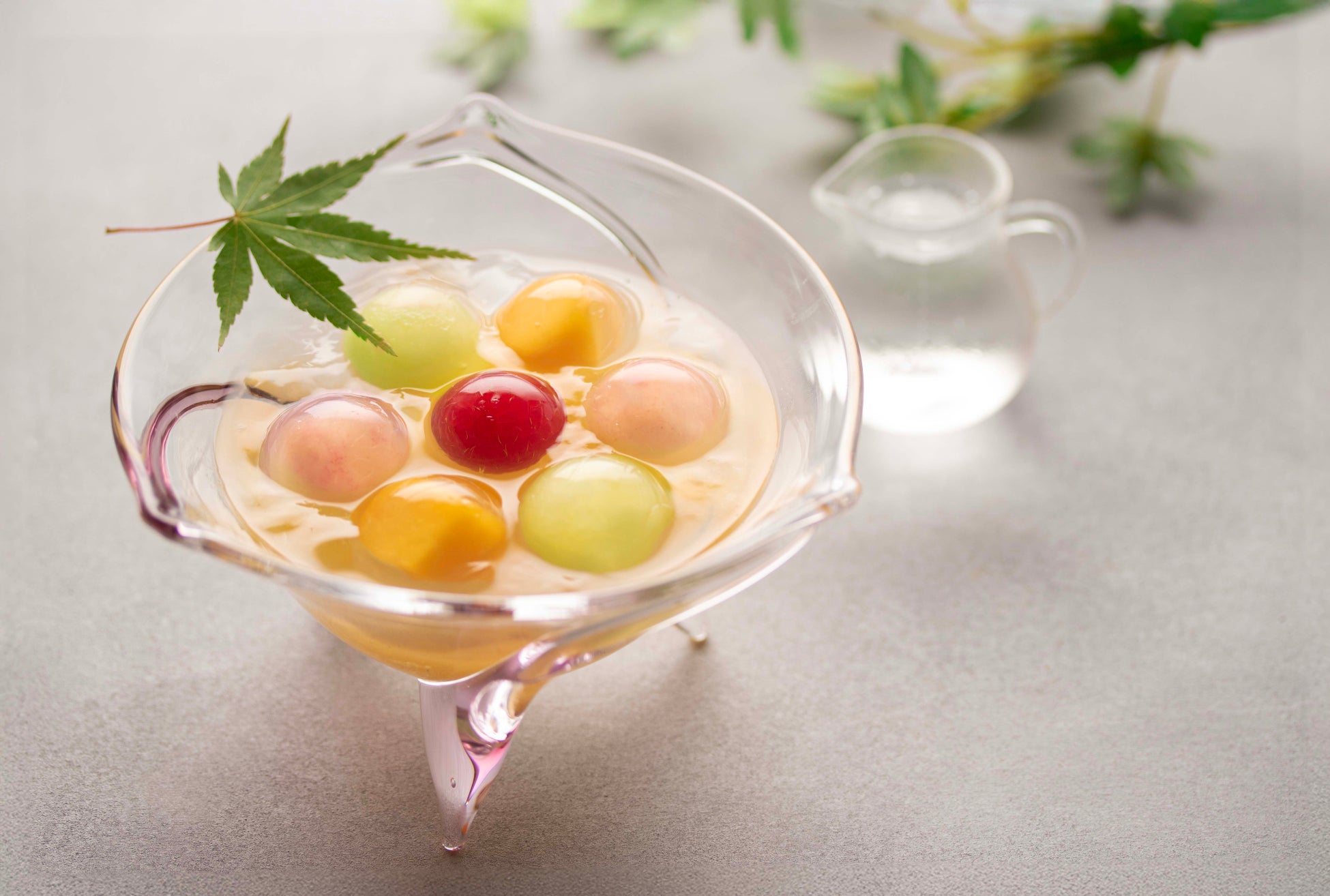 とろけるクレープの MOMI&TOY’S は、甘酸っぱいオレンジや濃厚なマンゴーを使用した夏の爽やかなクレープ２種を、期間限定で販売します！