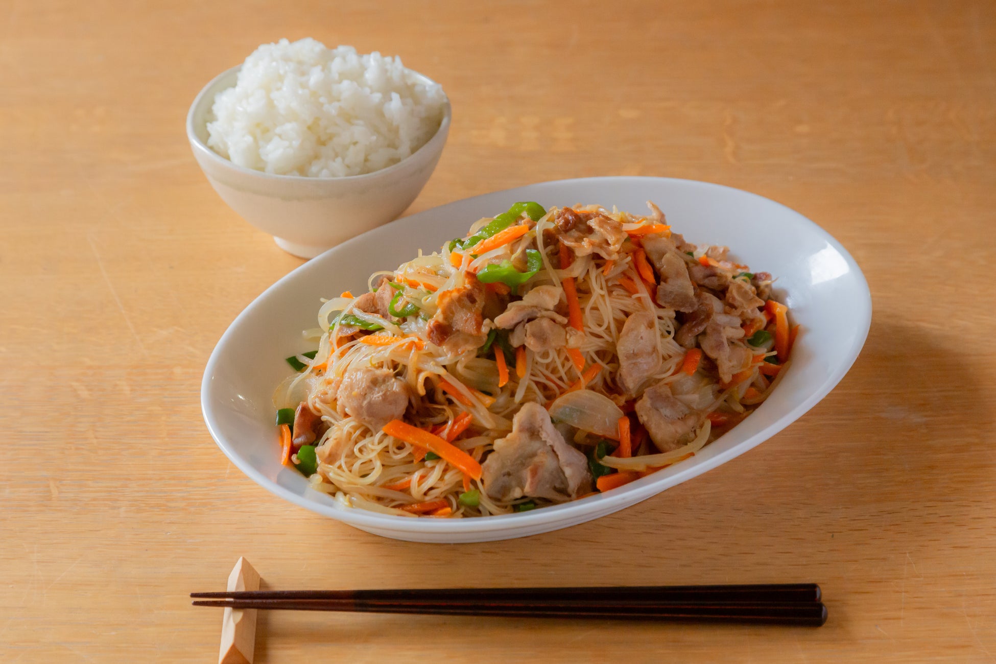 暑さが本格化する季節にこそぴったり！爽やかな酸味とオニオンの旨味が軽～い食感にマッチ『細ーいJagabee サワークリームオニオン味』