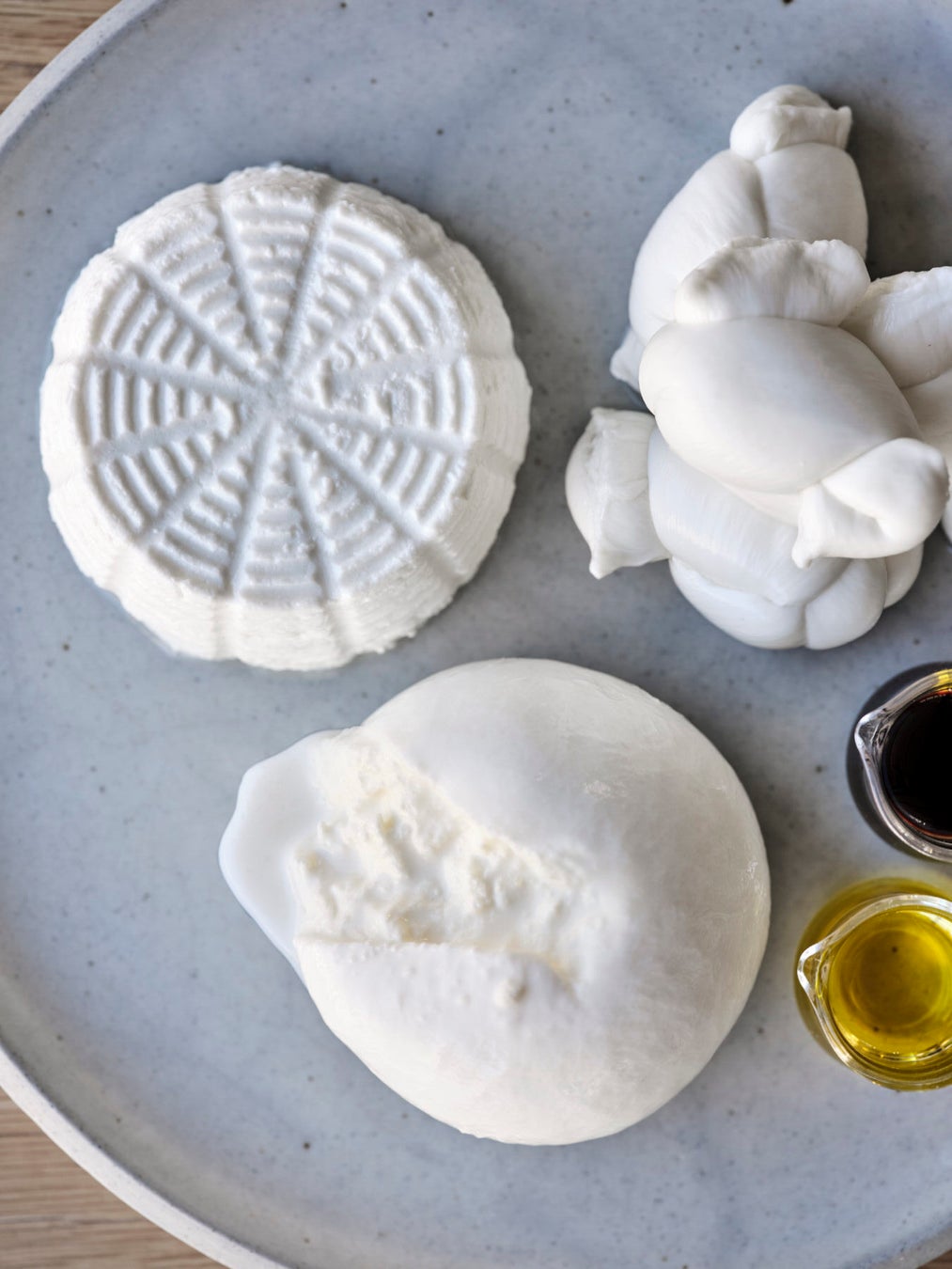 100%北海道クリームチーズ「Luxe(リュクス)」とコラボした菓子パン・洋菓子2アイテム、夏季1カ月限定発売