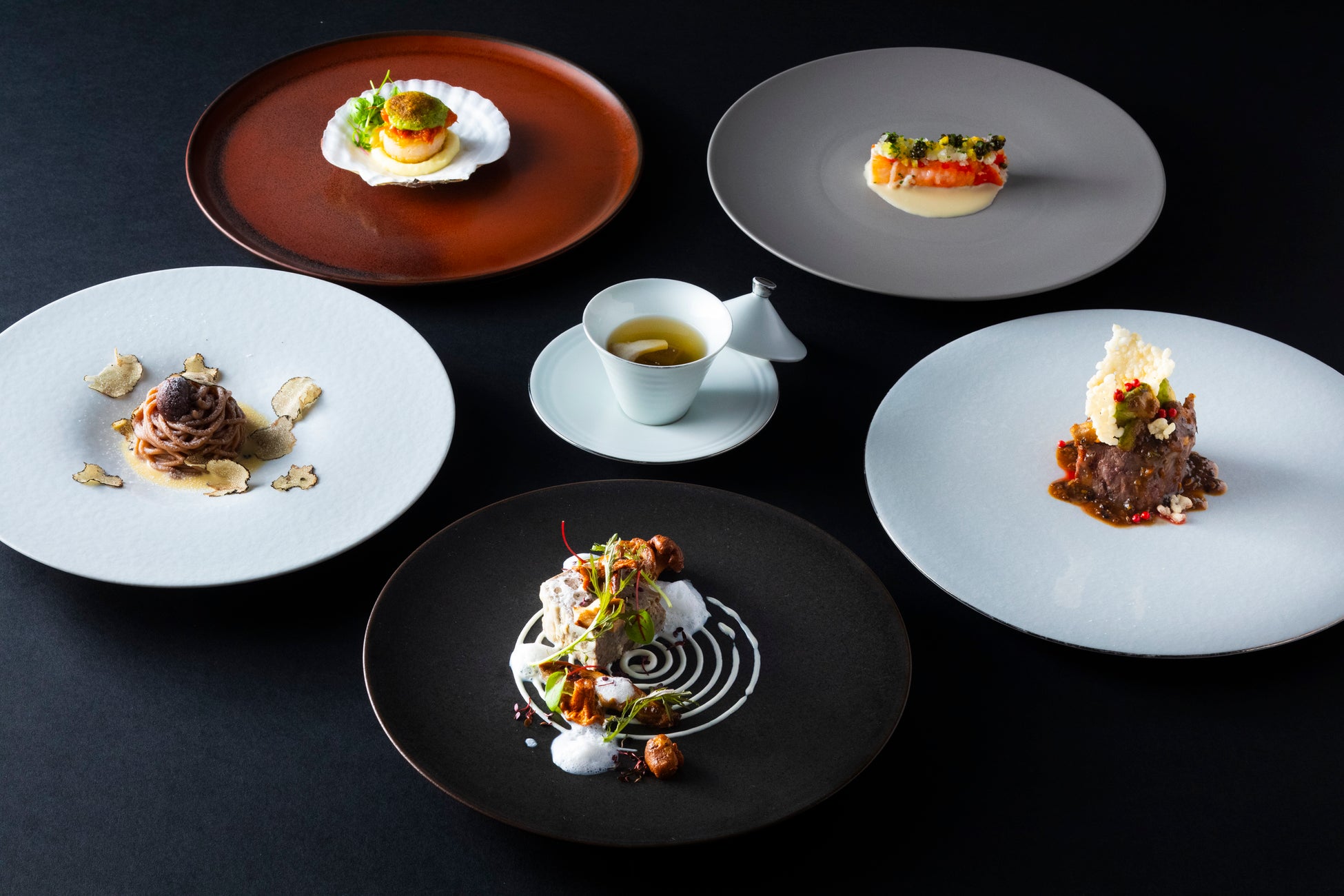 【不思議の国でひんやり涼やかアフタヌーンティー！】「マーメイド・オイスターズ・ティーパーティー」ファンタジーレストラン『絵本の国のアリス』で開催！