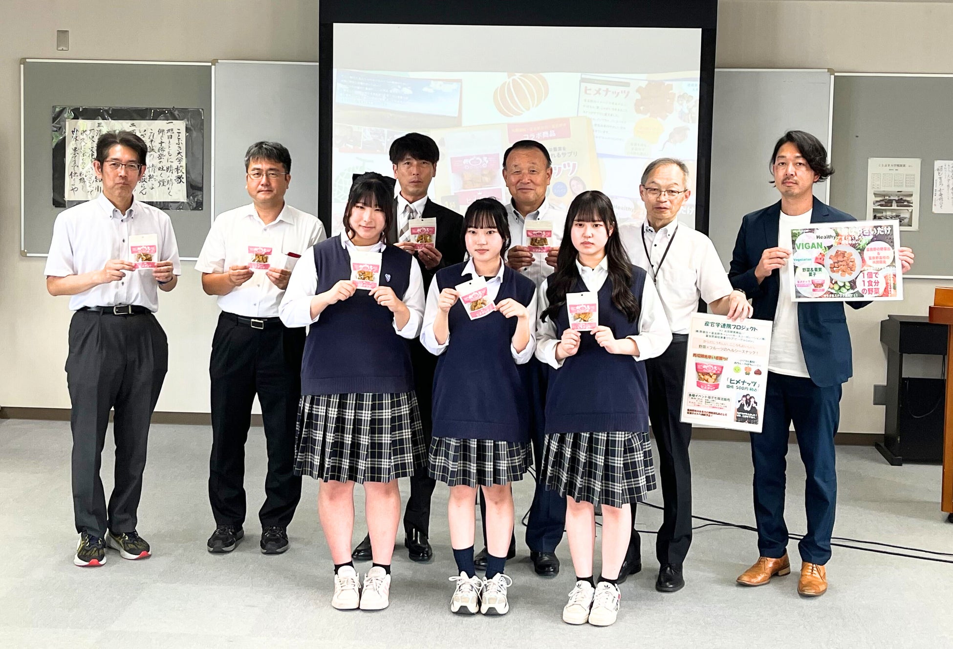 ブドウや栗、カボチャ、キノコ・干し柿など、実りの秋の味覚がティースタンドに勢ぞろい！アルコールを使用しないスイーツやセイボリーで食欲の秋を刺激する「オータムアフタヌーンティー」