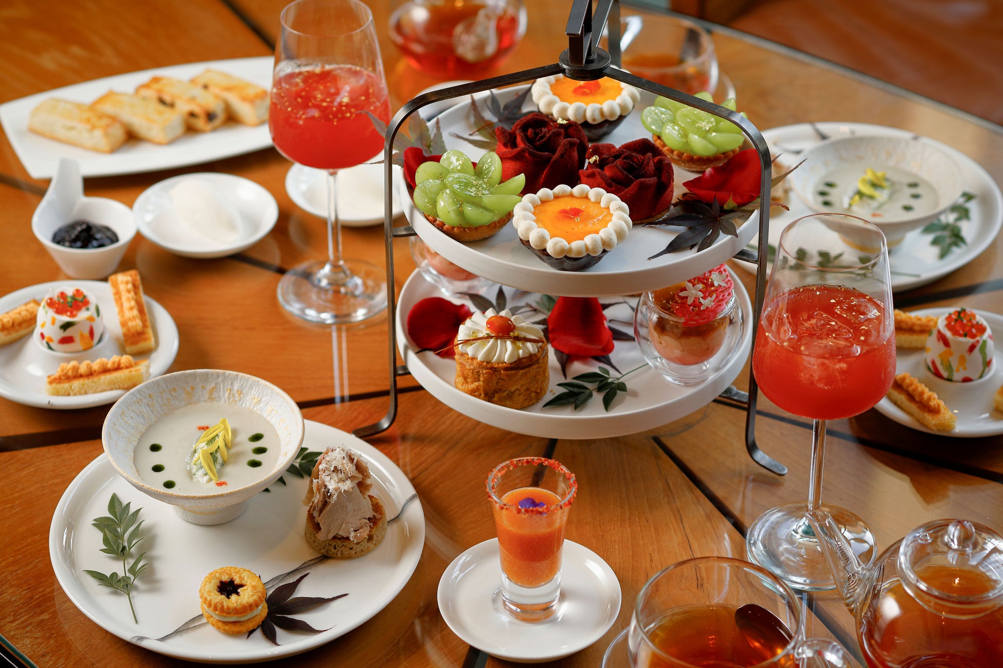 コートヤード・バイ・マリオット 新大阪ステーション_シャインマスカットや栗など秋薫るセイボリーとデザートで優雅なひとときを。秋限定ハイティー「HARVEST AURA」を発売