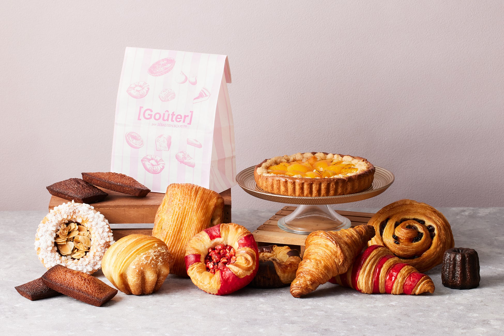 見た目はスイーツ。なのに、だしのうまみが広がる『だしペチーノ』や枯山水の美をカップの上に表現した『禅庭抹茶ラテ』が楽しめる新感覚ドリンクスタンドが京都・錦市場に登場