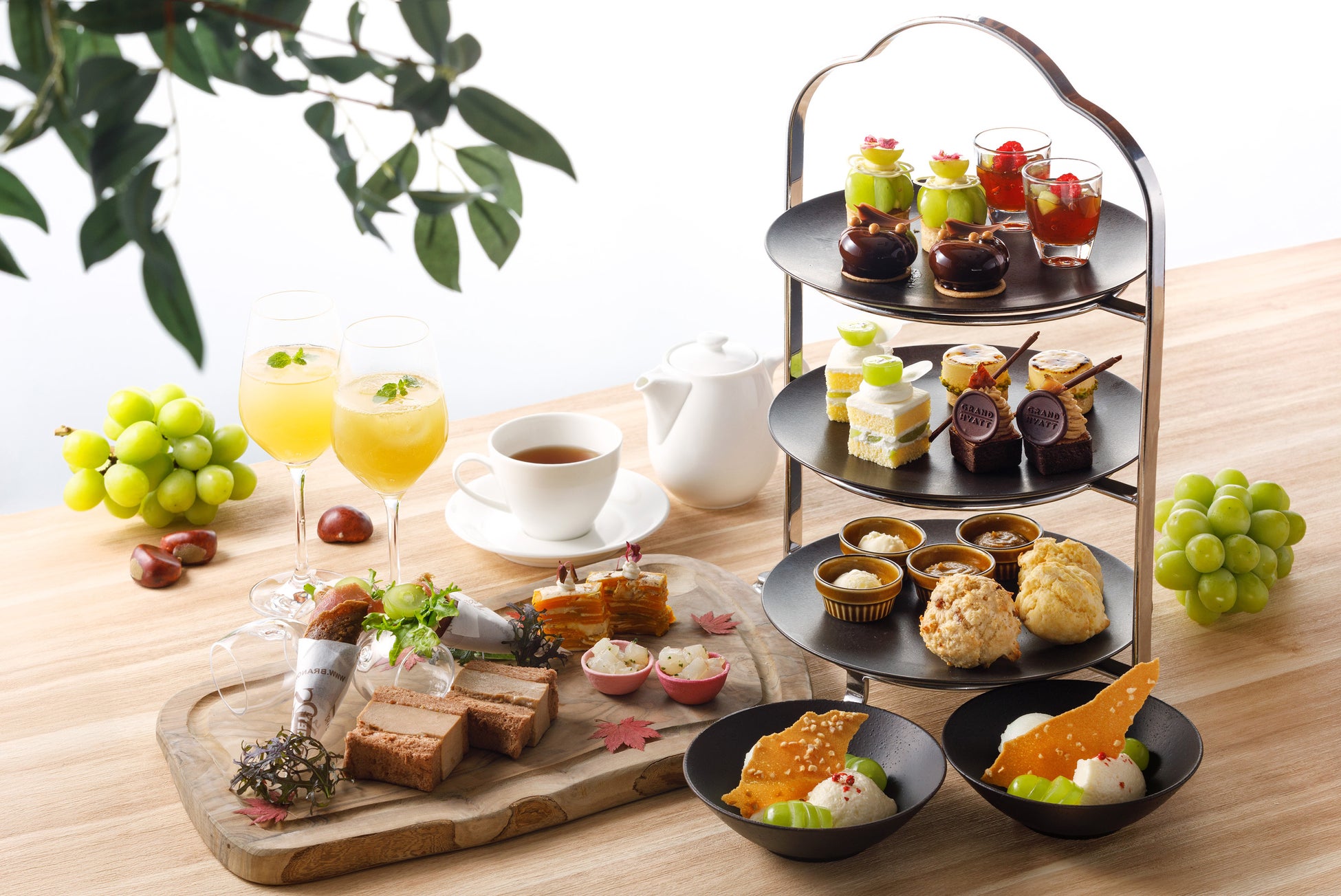 “ダサい”は正義！【赤から】がアグリーセーターを製作！その名も「月見ダセーター」