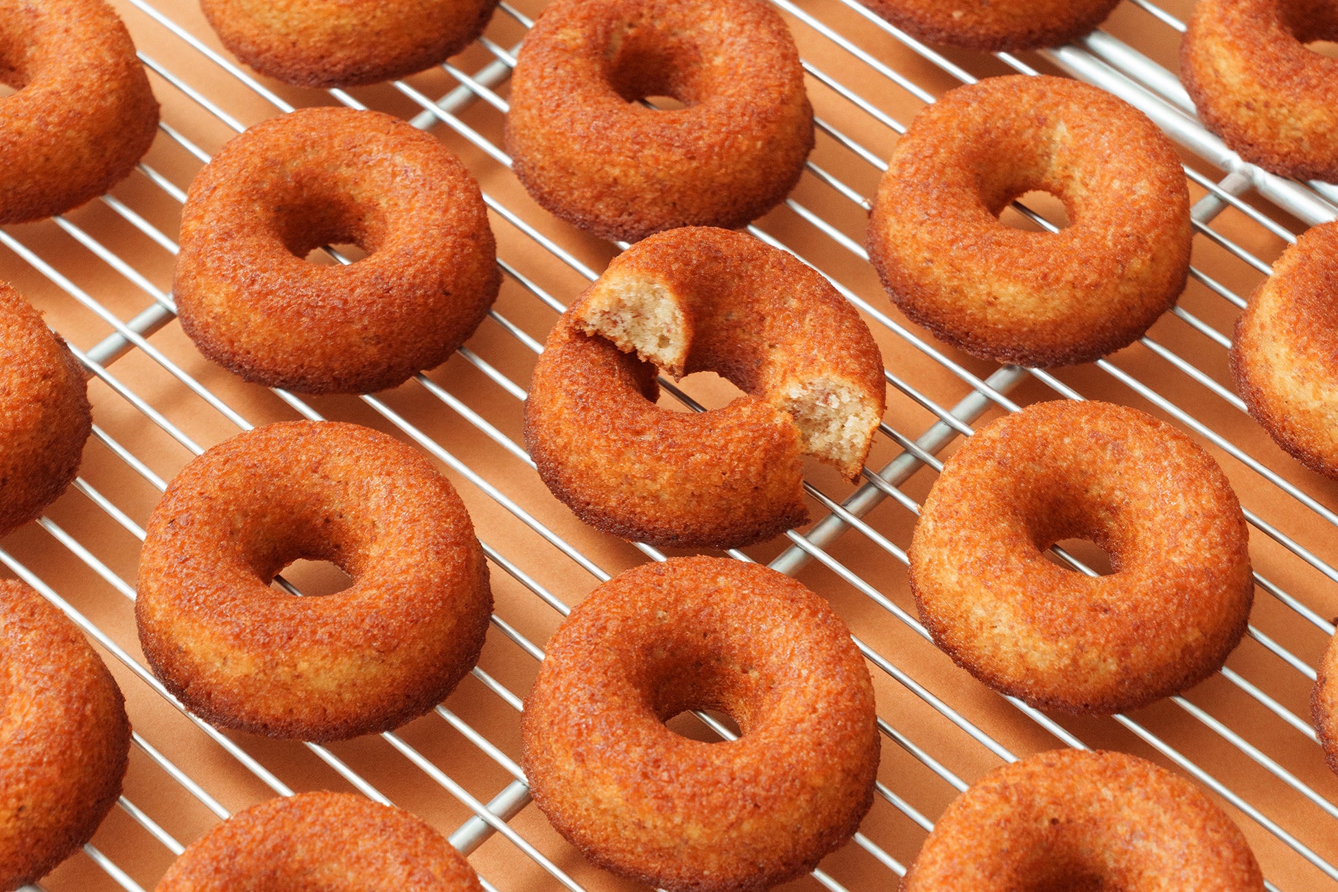 サクッ、ほろっ、ふわ～。新食感がクセになる「そのまま食べる赤しそ」。福岡県芦屋町の特産品を使った「サクッと赤しそ」9月1日販売開始