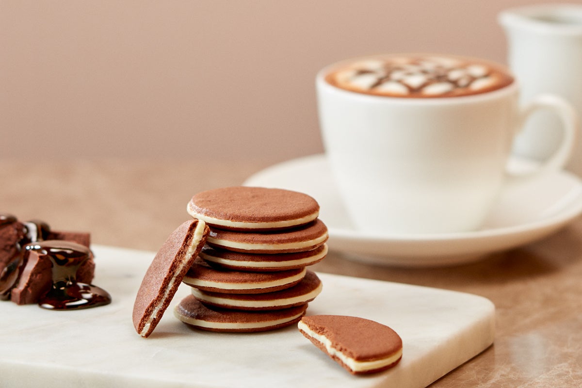 王冠ハローキティのフィギュア入り、ガラス絵で描いた『ハローキティのトランプ缶』新発売。伊勢丹新宿店×サンリオキャラクターズコラボイベントにて先行販売