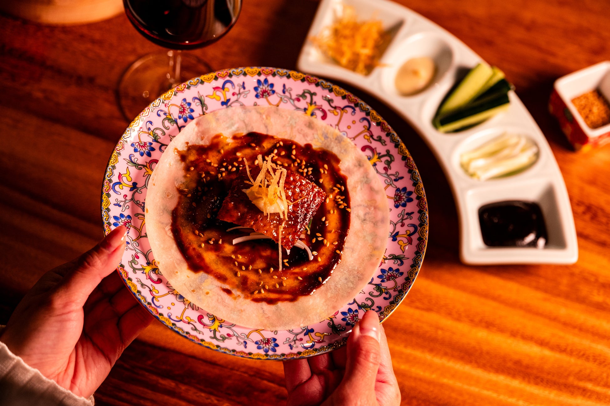 王冠ハローキティのフィギュア入り、ガラス絵で描いた『ハローキティのトランプ缶』新発売。伊勢丹新宿店×サンリオキャラクターズコラボイベントにて先行販売