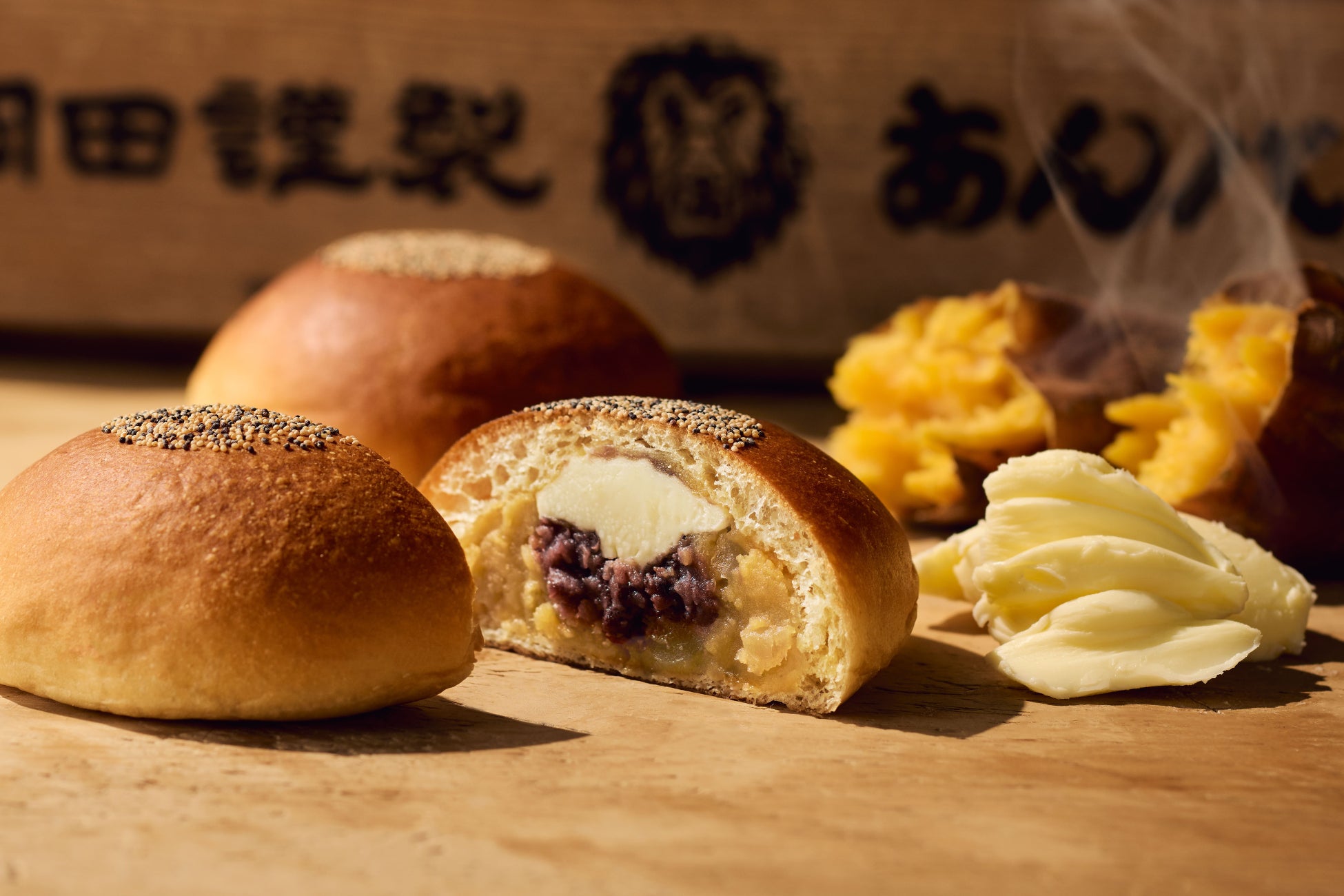 秋のモスは2つの“月見”！“裏月見”の新作「メンチカツチーズバーガー」発売