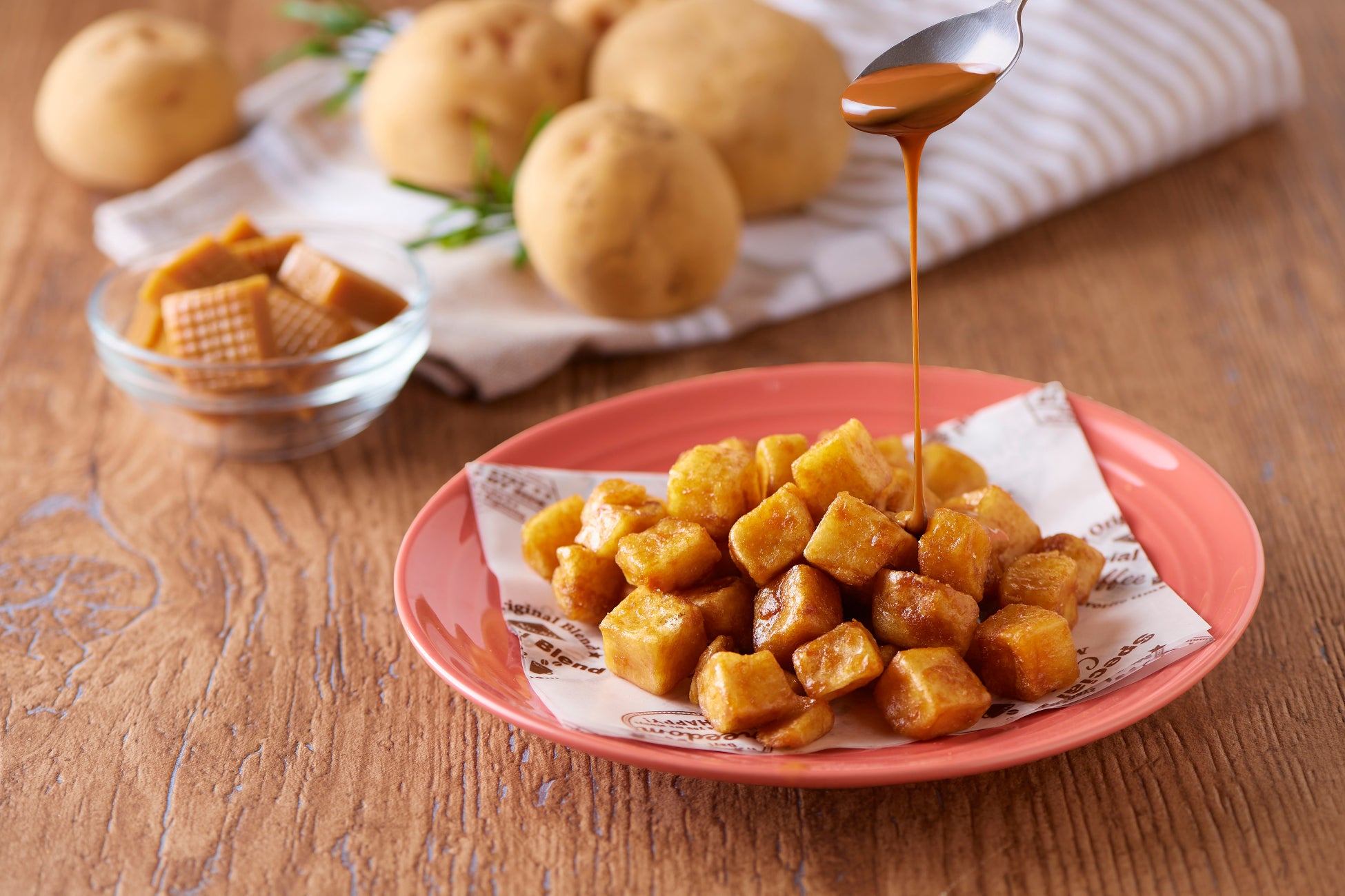 【東京国際フォーラム店限定】夜空に輝く満月のような“お月見ドーナツ”誕生　もちっと求肥とまろやかマロンの秋を感じる新商品『クリスピー・クリーム・プレミアム 東京 お月見 マロン＆クリーム』