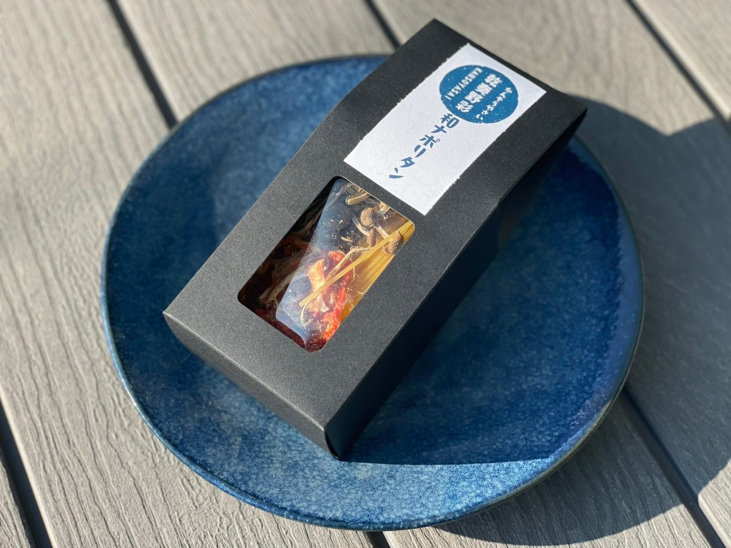 アンジュール東京の超人気キャスト4名が「のむシリカ」のバス停広告に登場