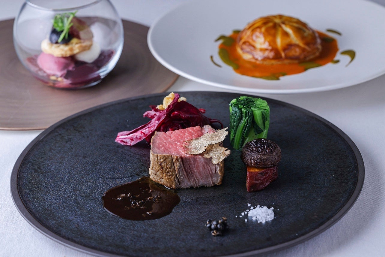 八角香る東坡肉(とんぽーろー)や熱々とろ~りラザニアなど 5カ国の料理を食べ放題で楽しむ90分の贅沢な食体験