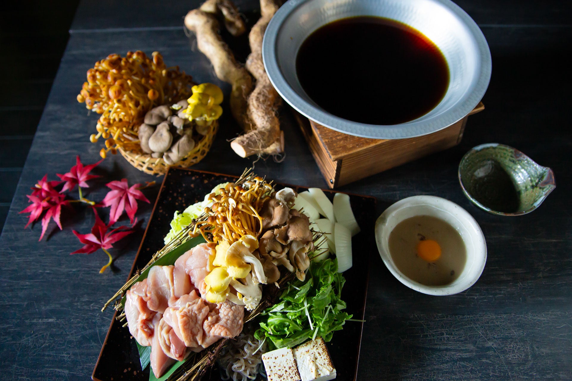 淡路島のブランド鶏と三種のきのこで秋のすき焼き。自然薯たまごにつけて召し上がれ。神戸三宮「黒十 神戸本店」で9月16日（火）より。