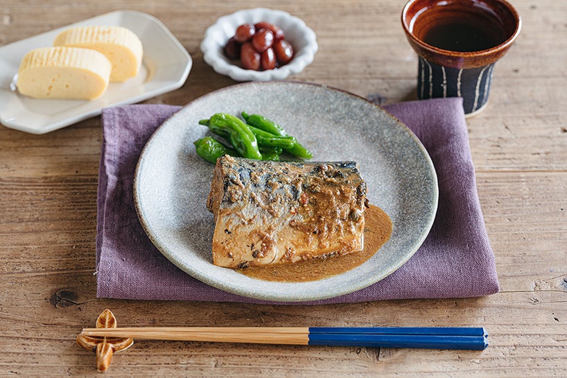 今回のジョーカーはネコの魔女！8枚のガラス絵をデザインした『ネコのトランプ缶2』新発売。キラキラ輝く『1.3cmのミニチュア王冠マグネット付き』。伊勢丹新宿店にて先行販売