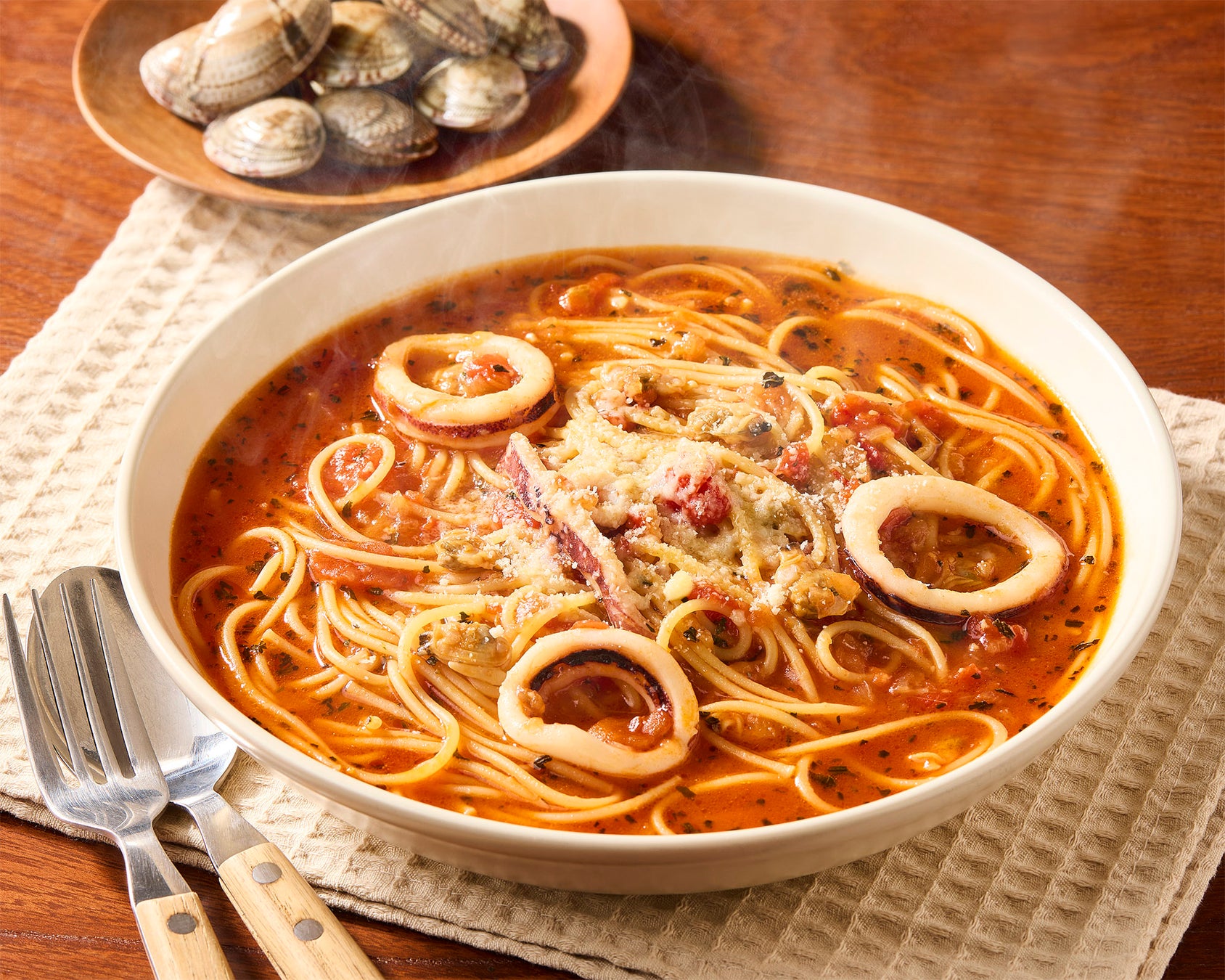 【濃厚チーズケーキ×シュークリーム】の新感覚ハイブリッドスイーツ!ビアードパパから期間限定で“焼きチーズケーキシュー”が2年ぶりに復活