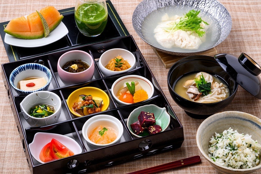 ワールド オブ ハイアット、アンバサダー岸優太さん起用の 「Be More Foodie(もっと、美食を)」 新ブランドムービーを公開