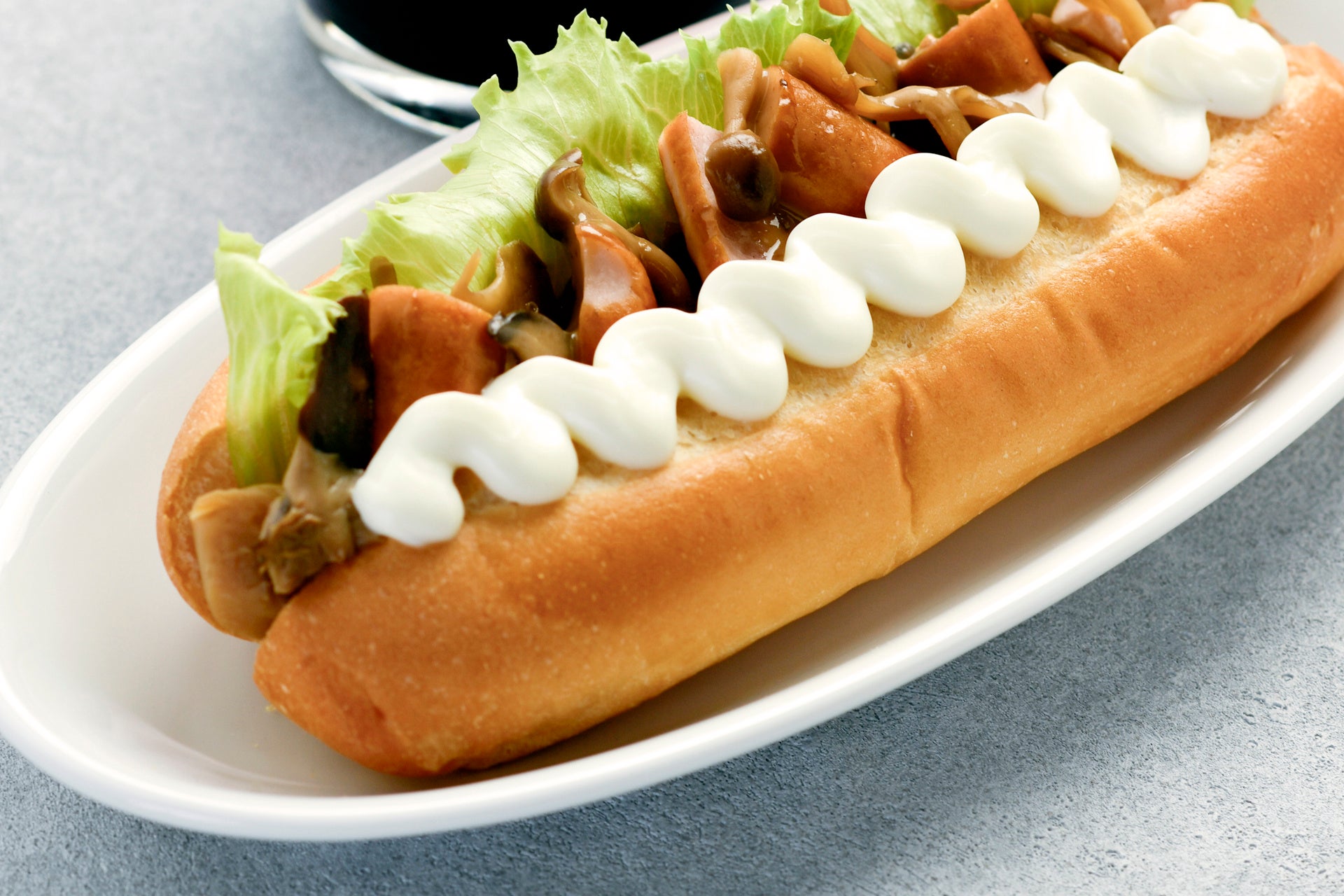 バーガーキング® から、直接炎で焼かれた直火焼きの100％ビーフパティの旨さをそのまま味わえる『オン ザ ビーフ』3種を新発売！シンプルな塩コショウ、こだわりのソース、相性抜群のライスから選ぼう！