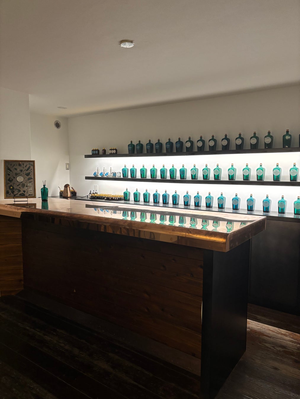 フロッキー素材のシロが可愛くてたまらない。お洒落すぎる『クレヨンしんちゃんトレイン缶』新発売！魔法の列車と宇宙の旅がテーマのステッカーも封入