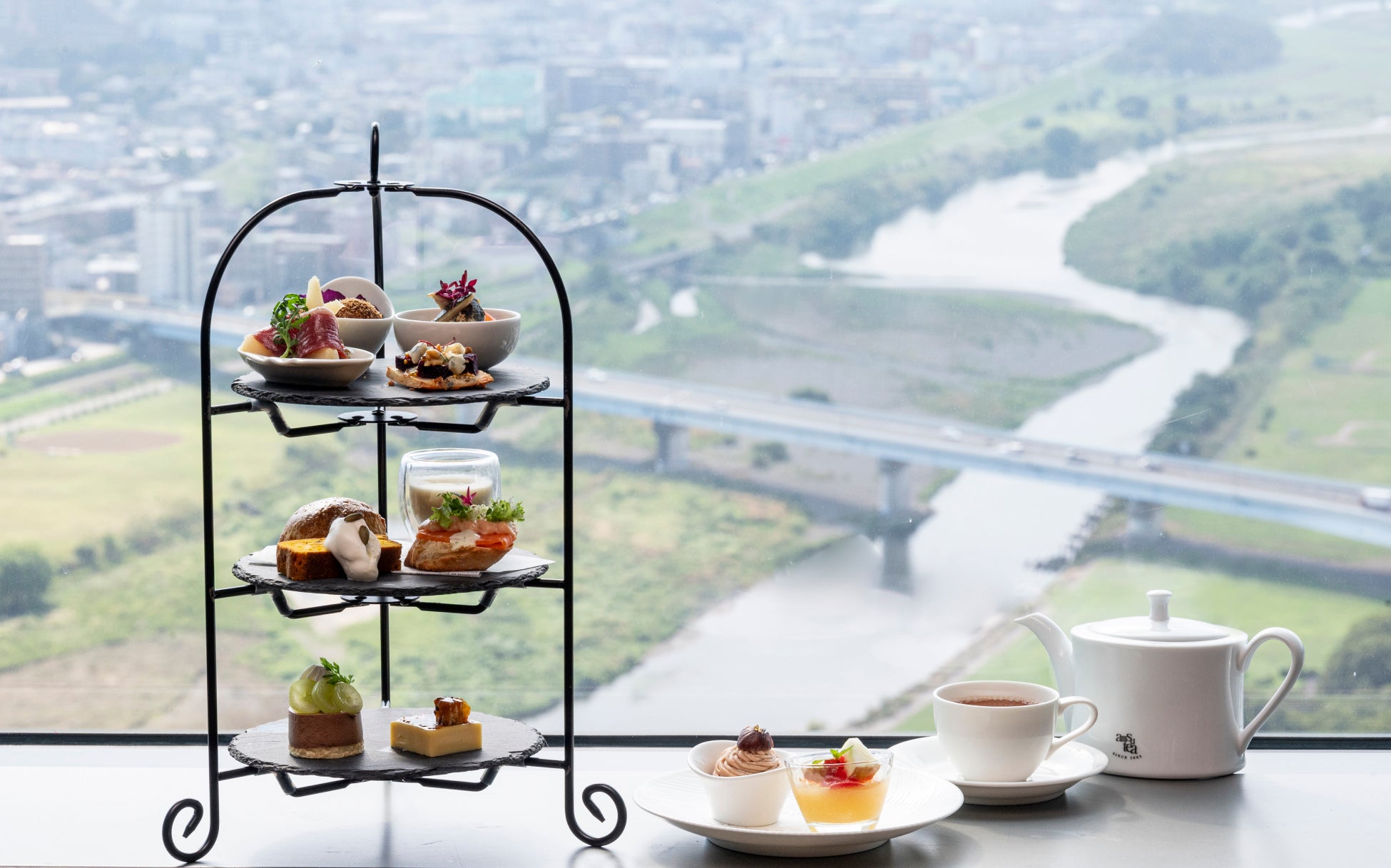 “平日だからこそ、ちゃんと特別。”「FUJIYA×Snow Manオリジナルクリスマスプレート」付きのケーキも登場！ 不二家洋菓子店 クリスマスセール