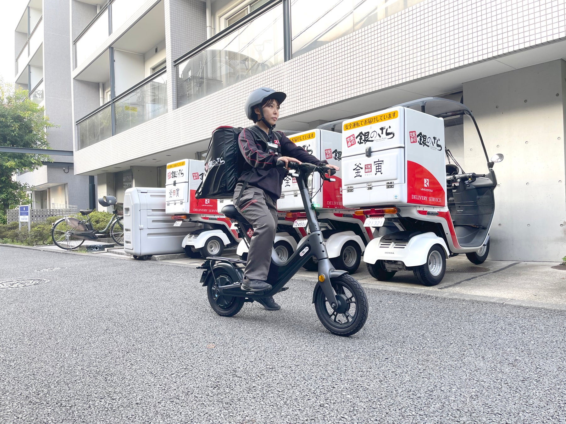 ピエール マルコリーニのオリジナルクーベルチュールチョコレートと幾何学的なデザインが特徴のアール・デコが織りなす優雅な「クリスマスアフタヌーンティー」を提供 【ザ・プリンス パークタワー東京】