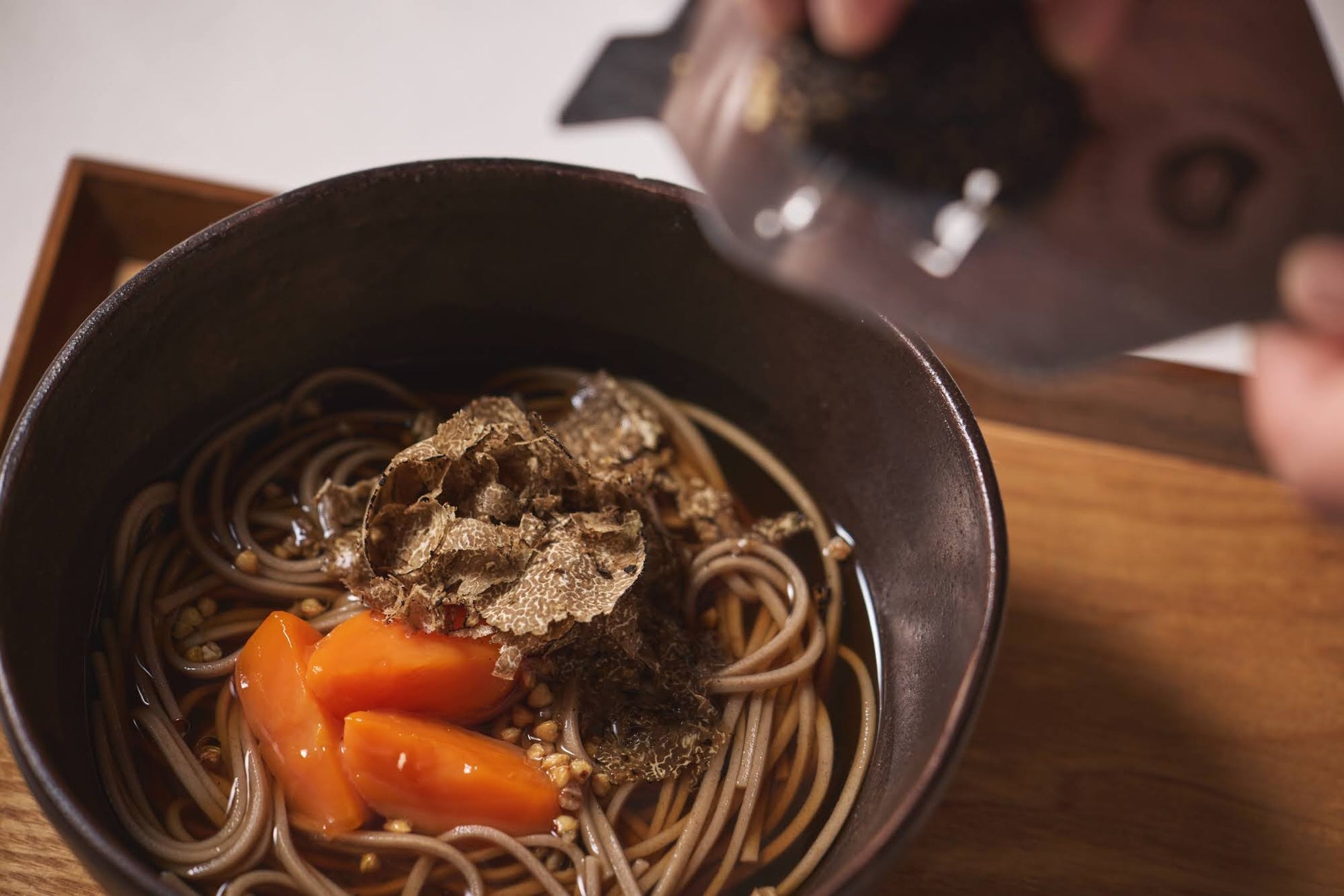 とろけるクレープの MOMI&TOY’S から、秋の味覚“かぼちゃ”と“紫芋”を使用した限定クレープが登場。ハロウィン限定の巻紙で、秋のひとときを華やかに彩ります！