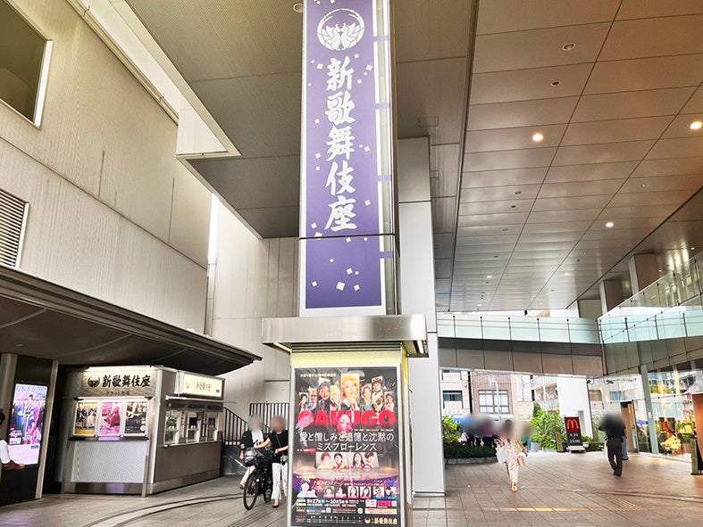 パラソルが立ち並ぶ神戸の山上の広場「神戸布引ハーブ園」に、本場ドイツのビール、ワインが勢揃い。この秋一番人気の「オリジナルソーセージ」がリニューアル！神戸布引ハーブ園で「ドイツ祭り2025」を開催！