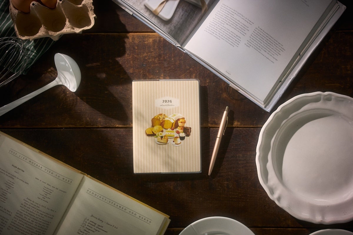 パラソルが立ち並ぶ神戸の山上の広場「神戸布引ハーブ園」に、本場ドイツのビール、ワインが勢揃い。この秋一番人気の「オリジナルソーセージ」がリニューアル！神戸布引ハーブ園で「ドイツ祭り2025」を開催！