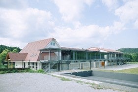 日光杉並木400年の祈りを纏う ― ローマ教皇庁・台北駐日代表処へ献上された唯一無二のジャパニーズウイスキー『哲/TETSU』10月よりファーストリリース発売開始