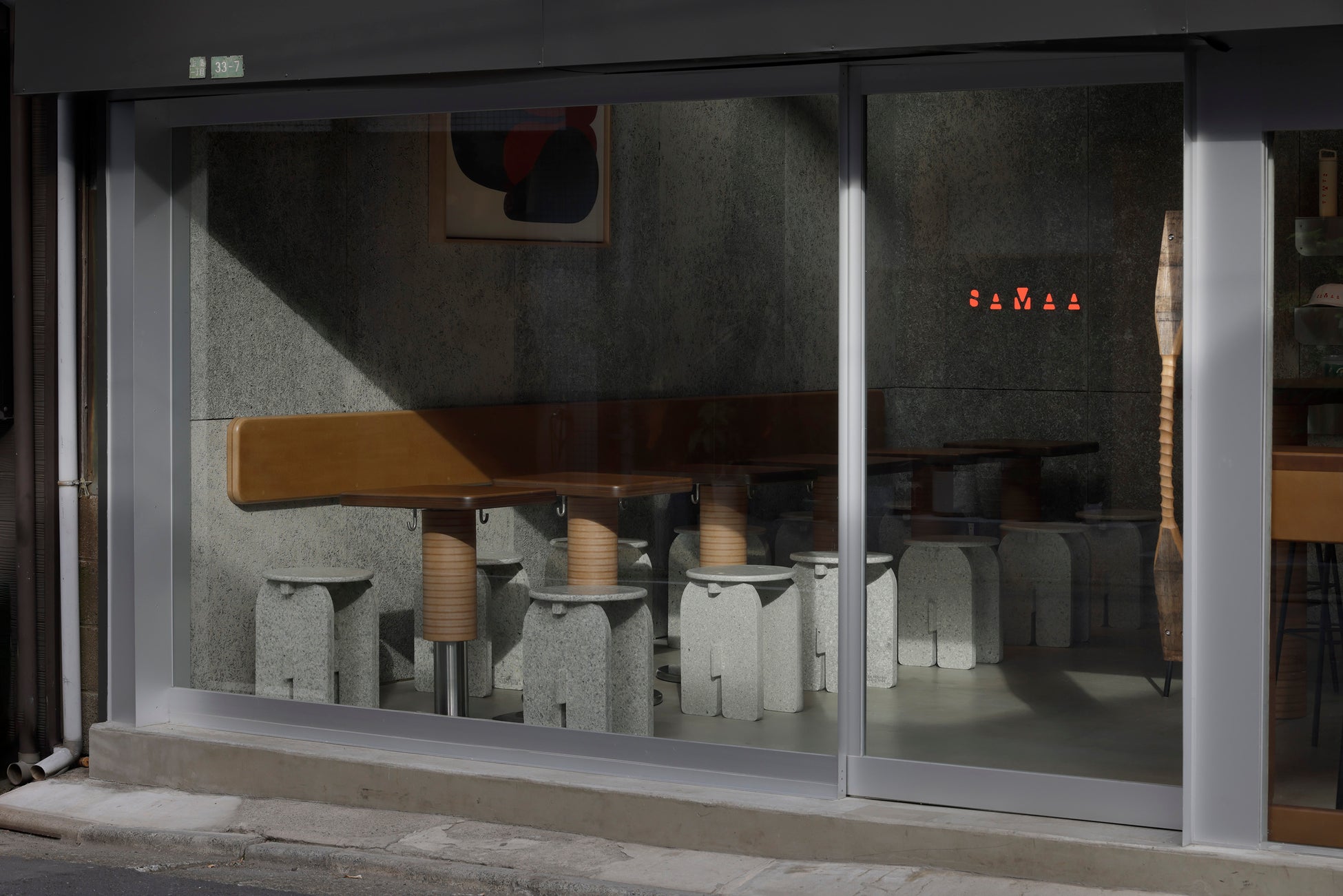 一軒の立ち寿司から始まったスシロー。42年目も「すしに真っすぐ！」を掲げ、鮪の王様“本鮪”の中とろが税込120円～で登場！さらに、店内での手巻きや漬けなどひと手間をかけた商品が登場