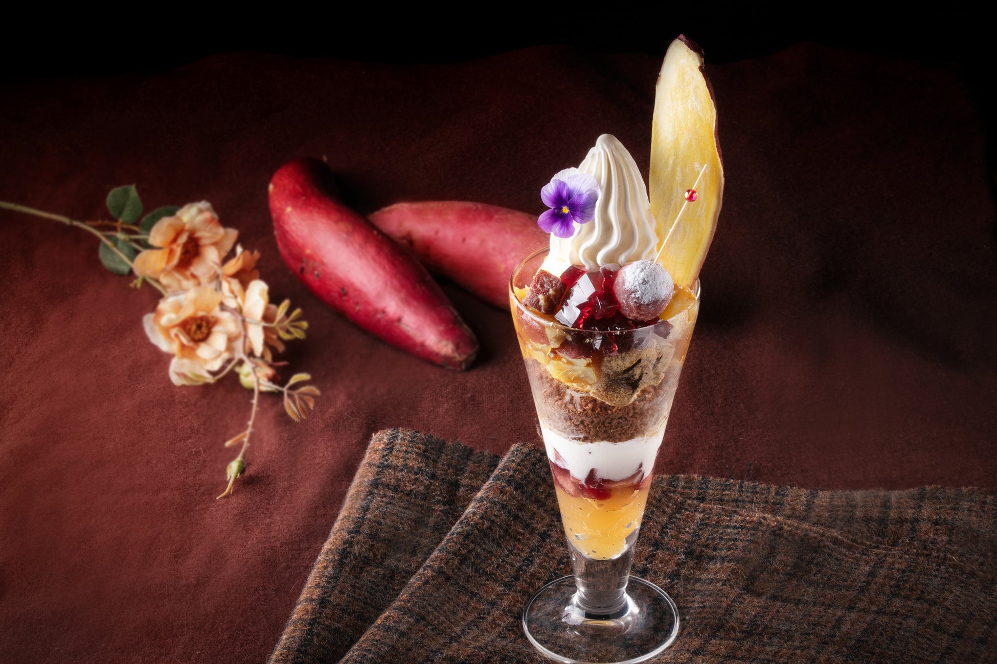 スカイラウンジ「ベイ・ビュー」に、秋の夜長を彩るイブニングハイティーが新登場　横浜の夜景とともに味わう大人の秋の集い　“モエ・エ・シャンドン”のフリーフローも