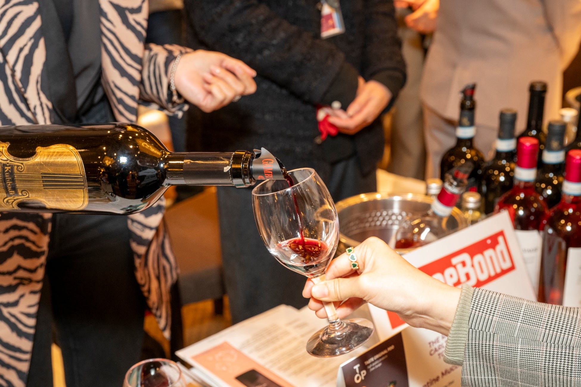 【季節限定】「ガツン」と響く濃厚な「旨さ」で、寒い季節にやみつきになる中華まん「焦がし醤油とにんにくのチーズ肉まん　2コ入」販売期間：2025年11月1日（土）～12月31日（水）